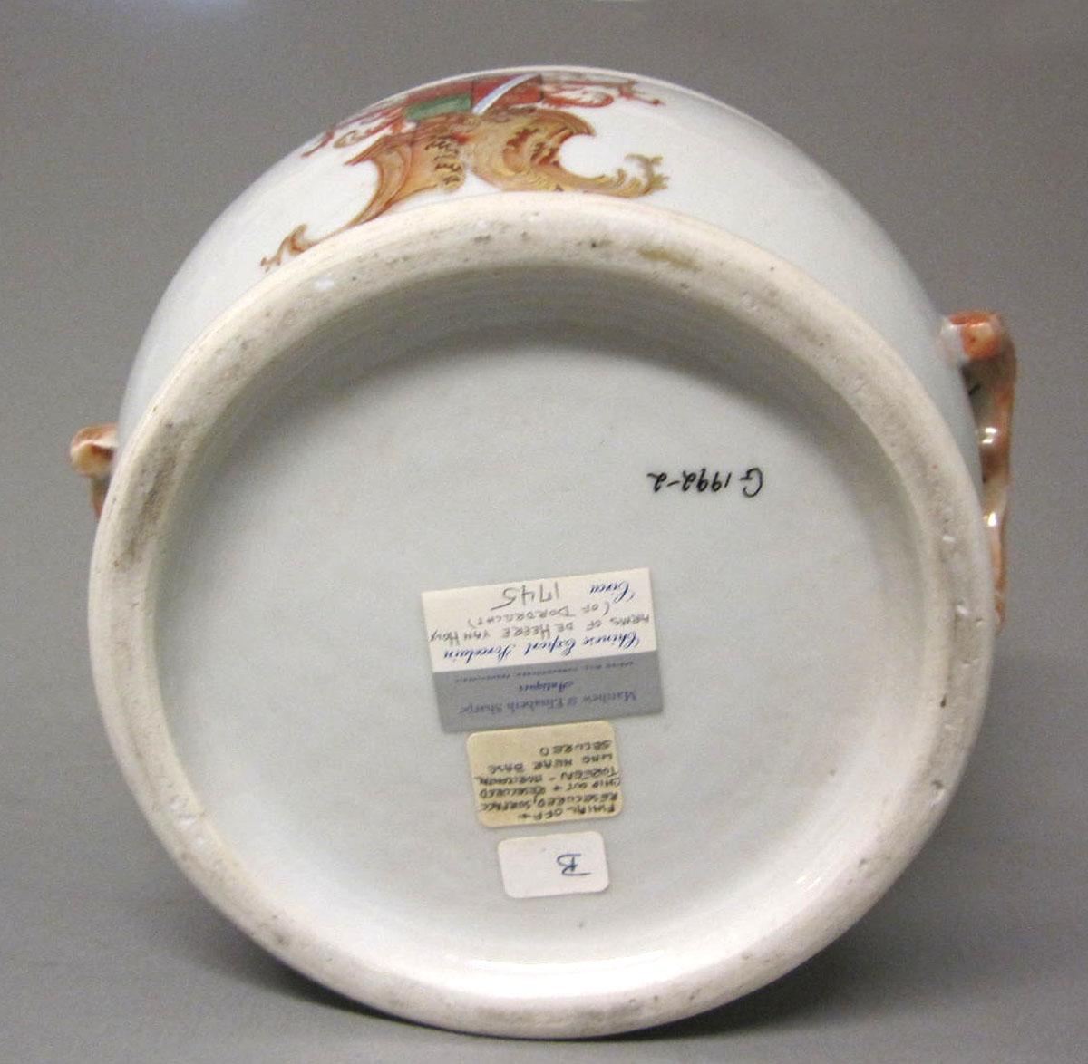 1996.0004.128.001 A Porcelain tureen underside