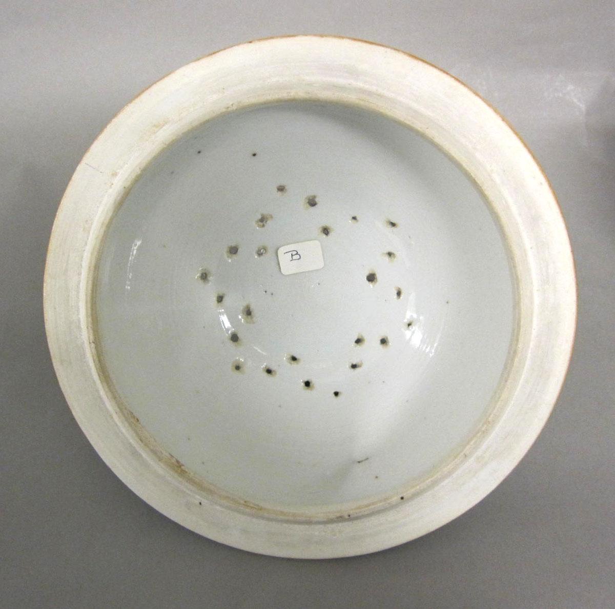 1996.0004.128.001 B Porcelain tureen underside