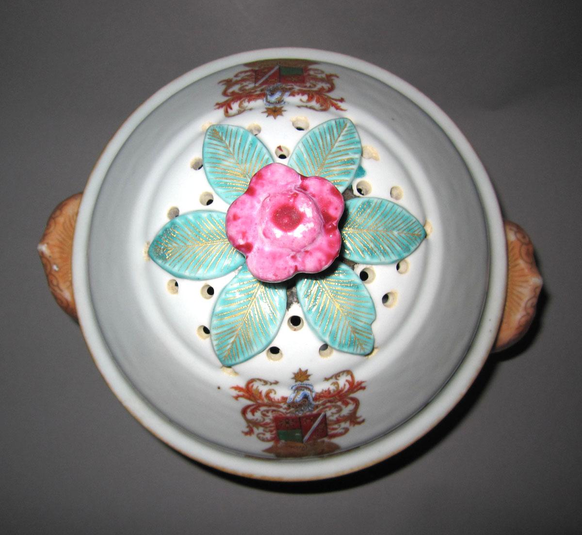 1996.0004.128.002 A,B Porcelain tureen top