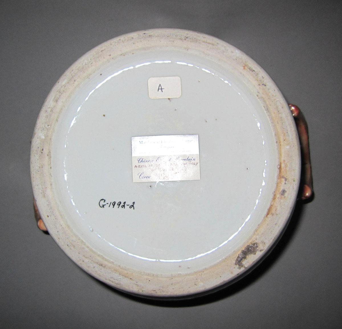 1996.0004.128.002 A Porcelain tureen underside