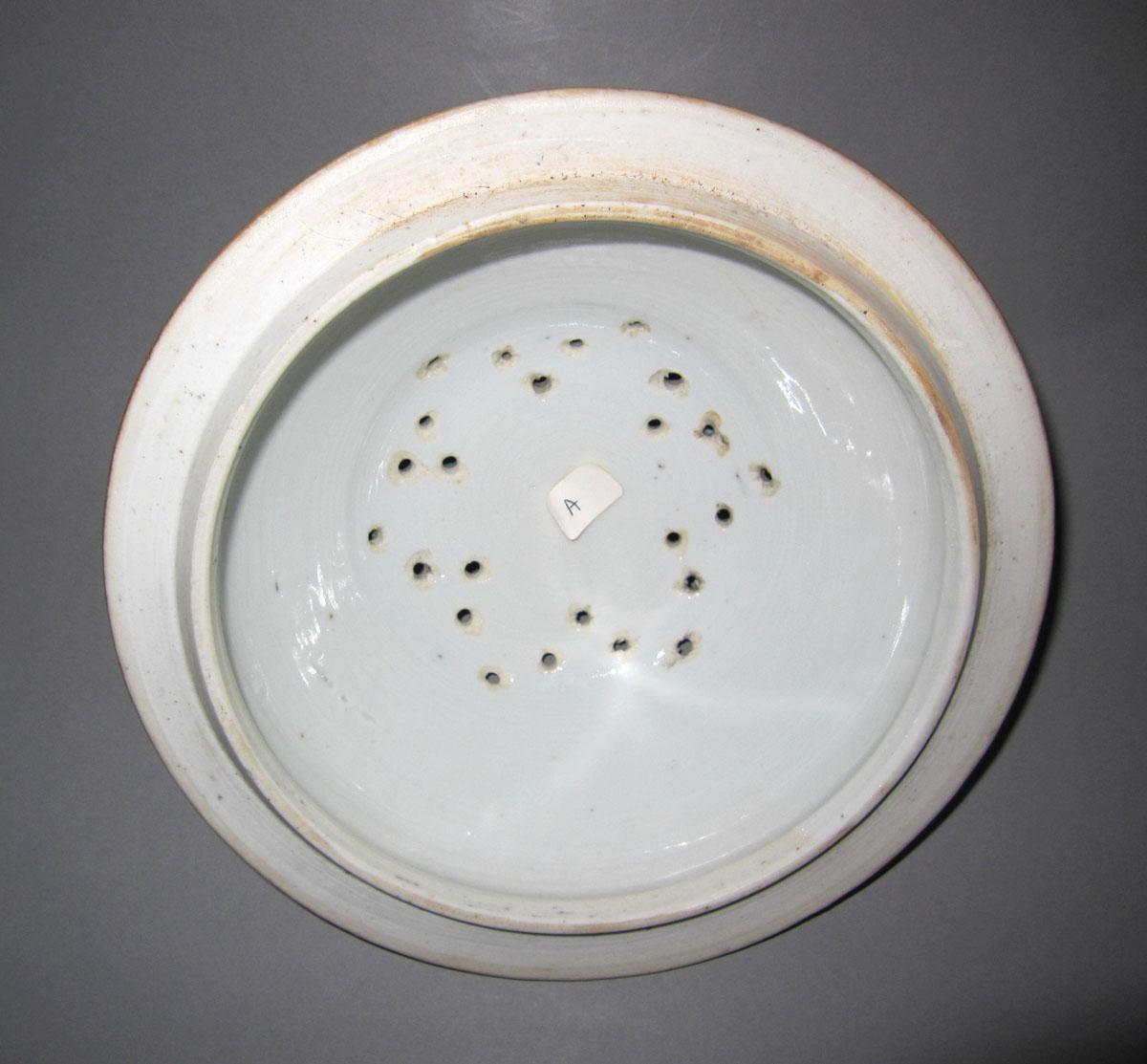 1996.0004.128.002 B Porcelain tureen underside
