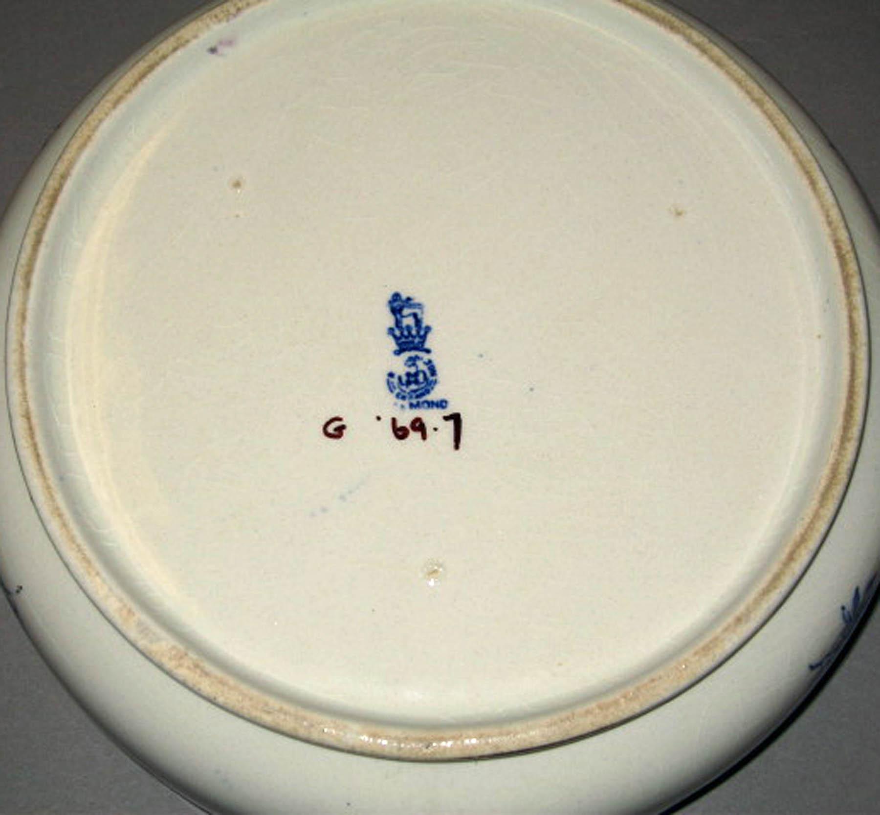 1996.0004.131 A Doulton and Co. earthenware tureen (underside)