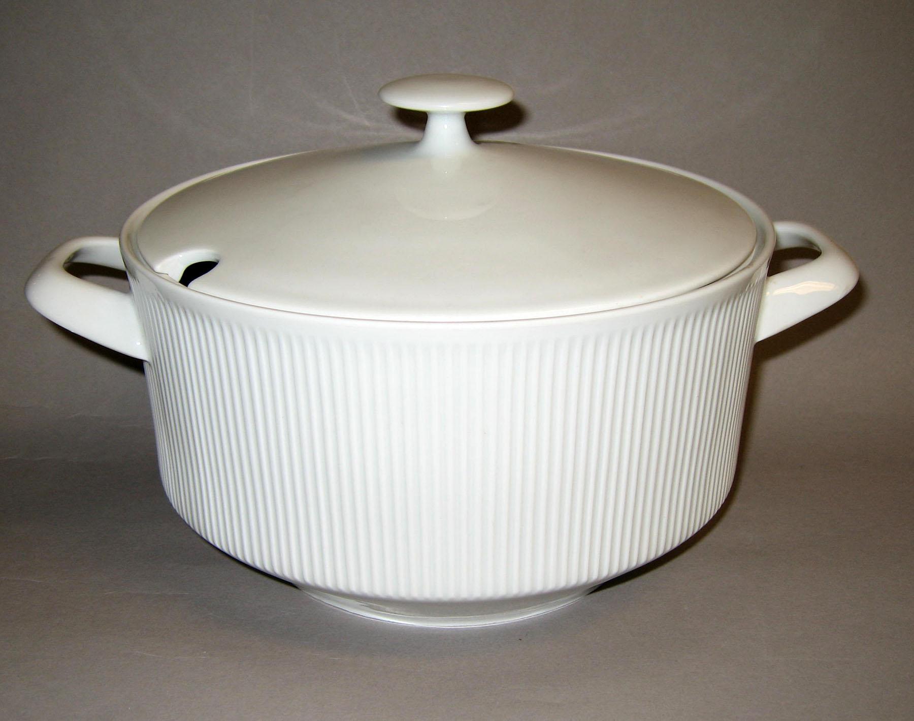 1996.0004.132.001 A, B Tureen