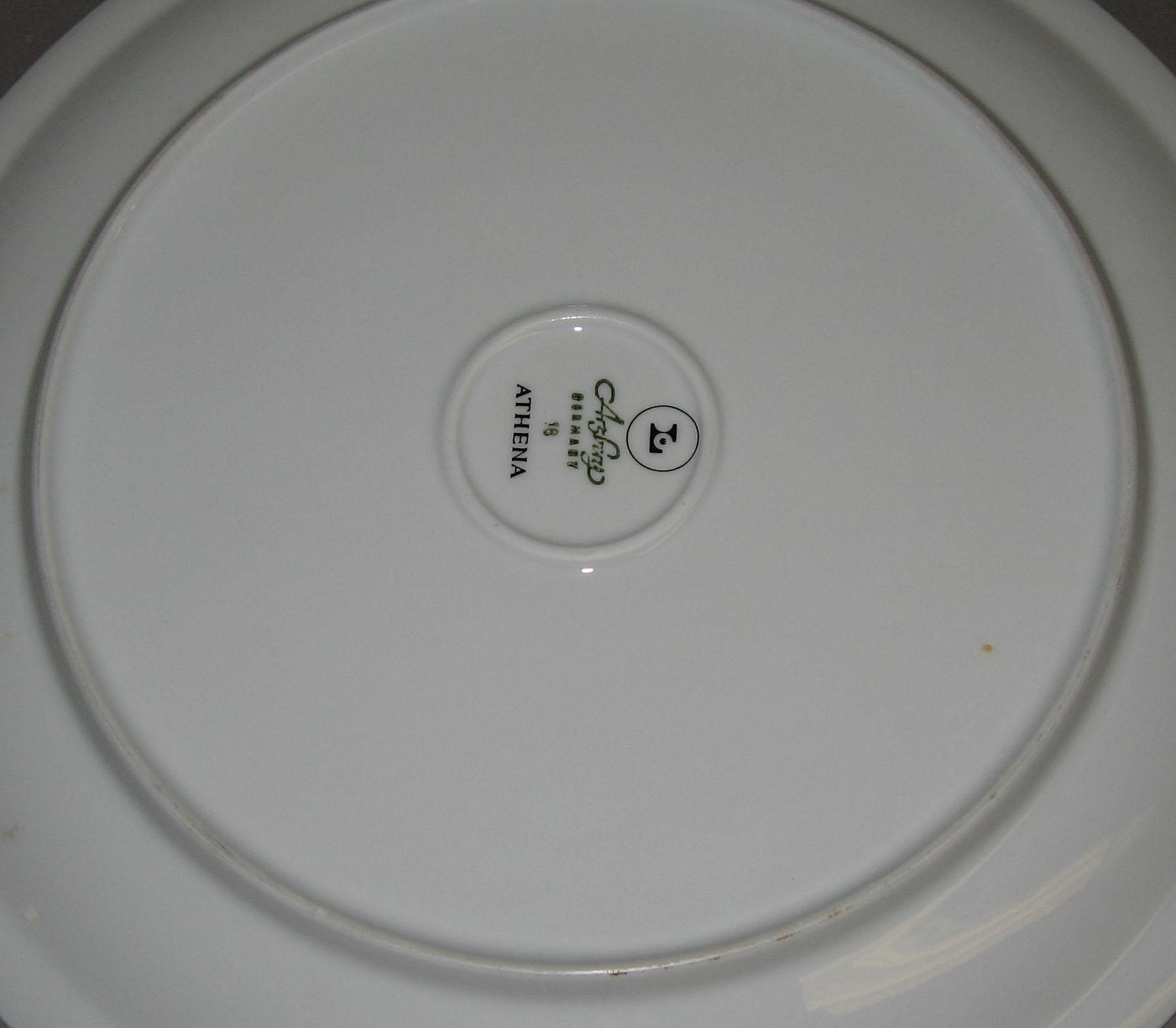 1996.0004.132.002 Dinner plate (mark)