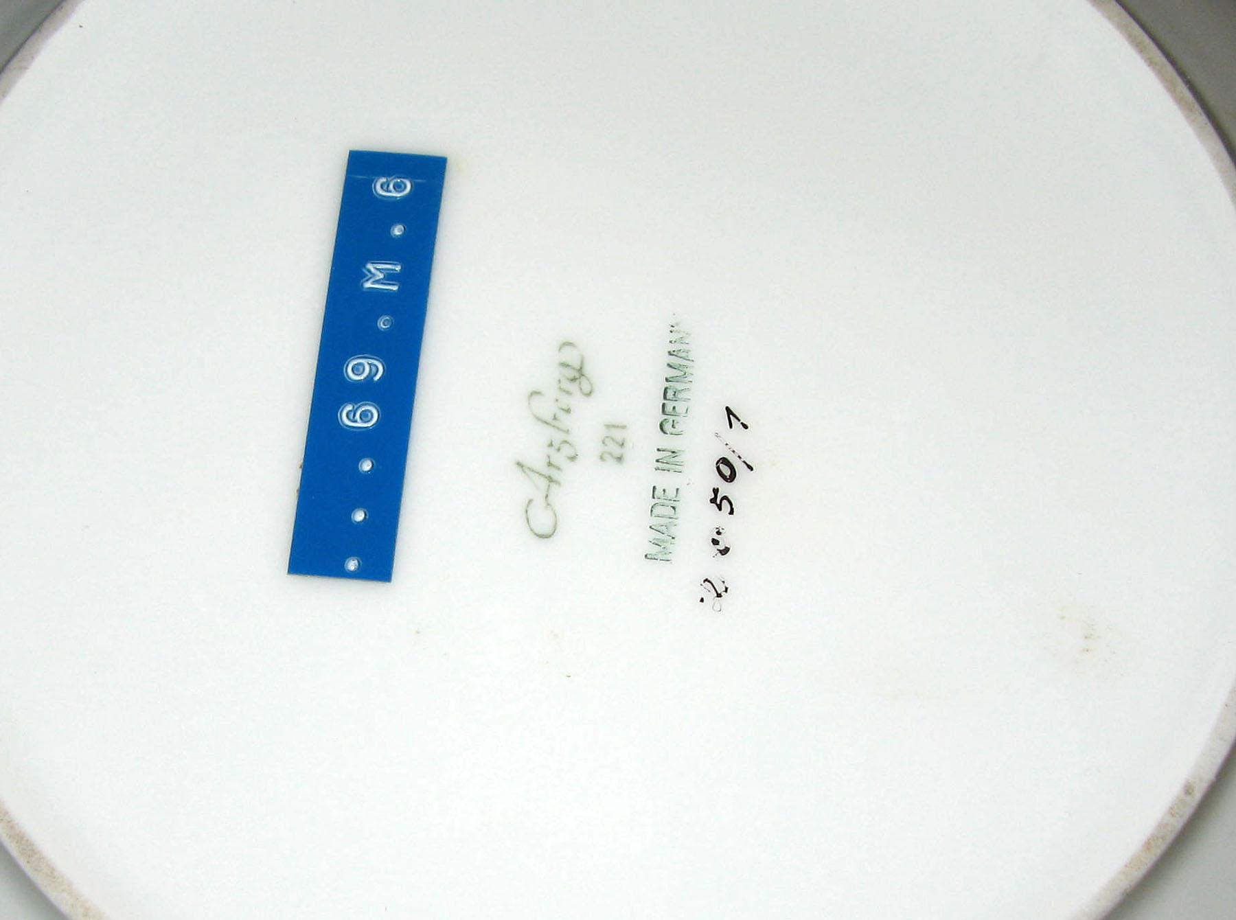 1996.0004.133 Tureen (mark)