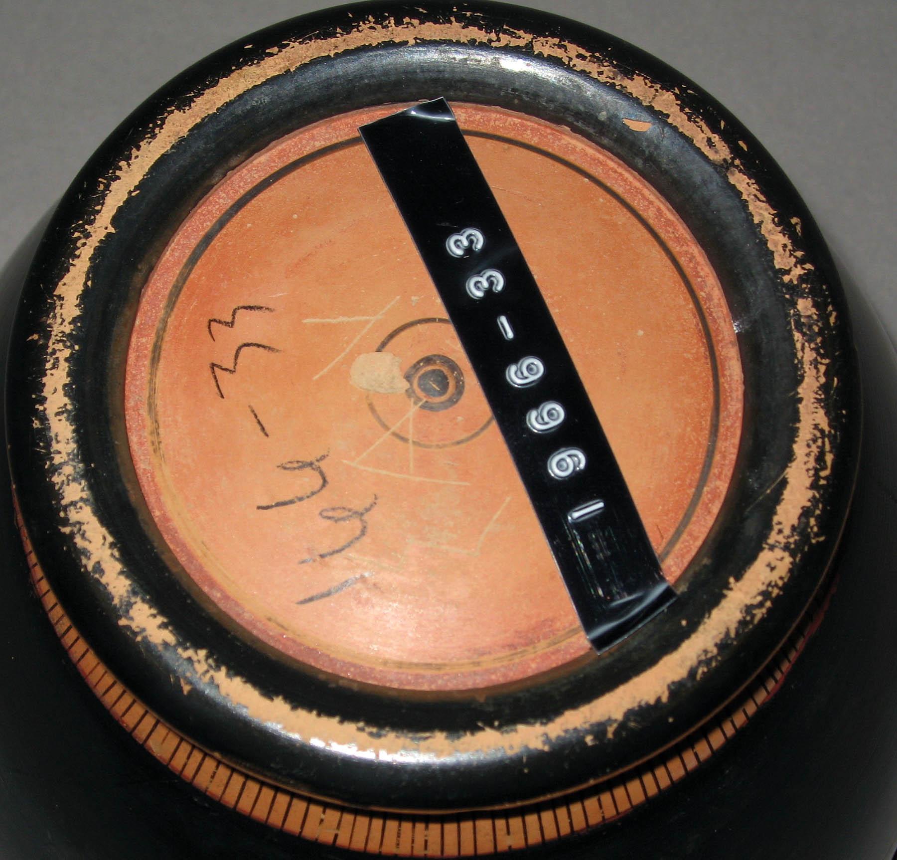 1996.0004.142 Greek redware skyphos (underside)