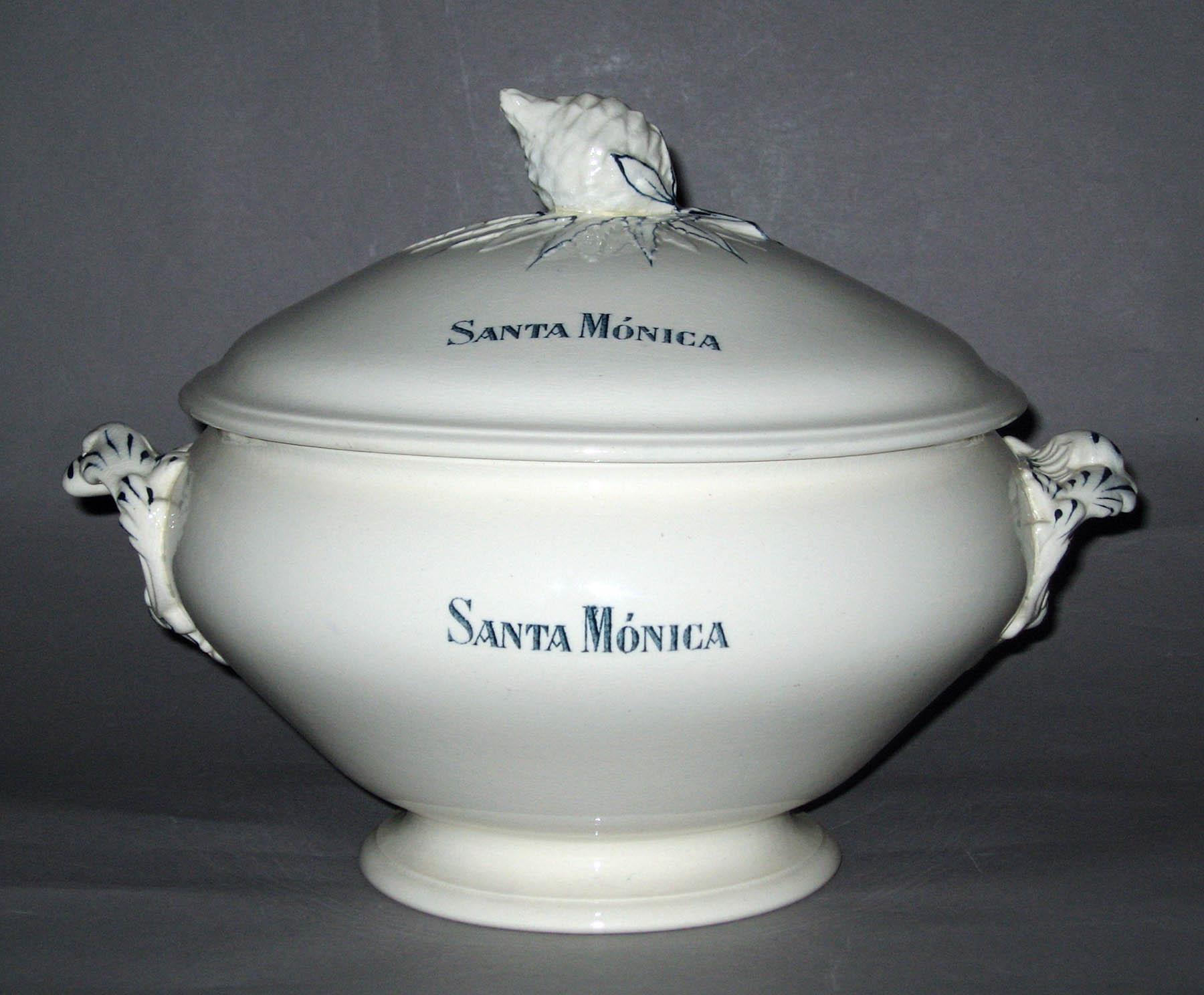 1996.0004.143 A, B Choisy-le-roi creamware tureen