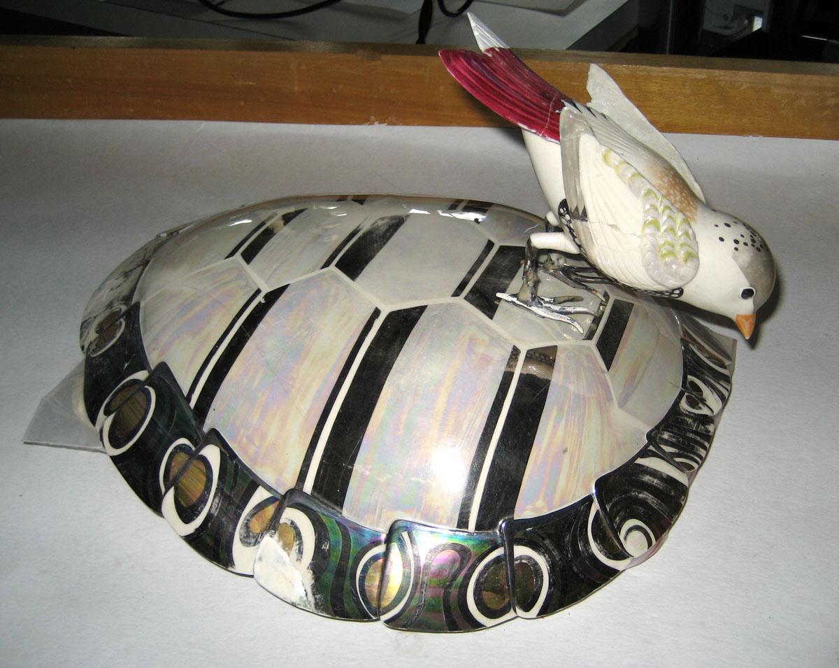 1996.0004.160 A, B Porcelain Tureen lid side 1