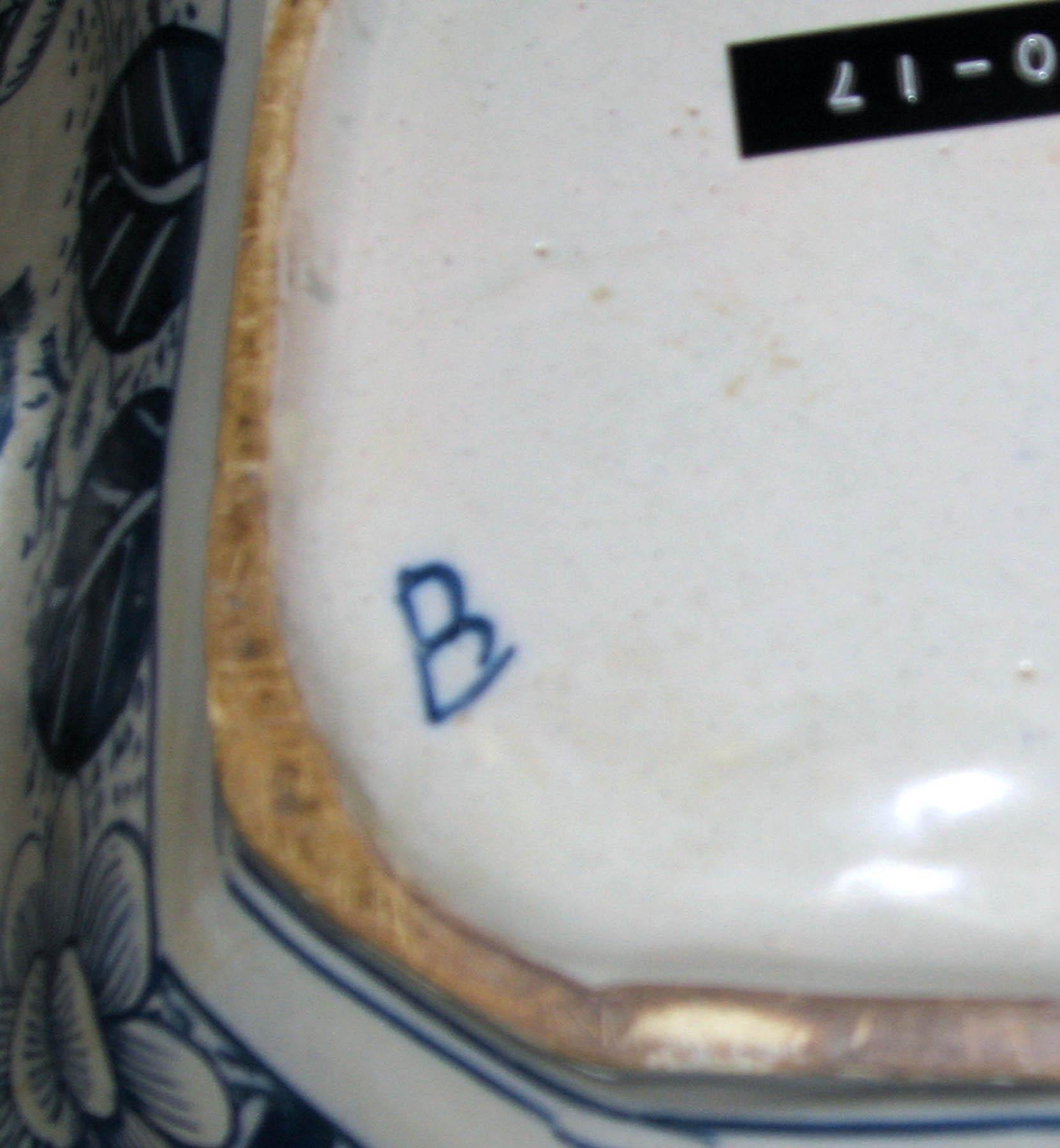 1996.0004.173 A Tin-glazed earthenware tureen (mark)