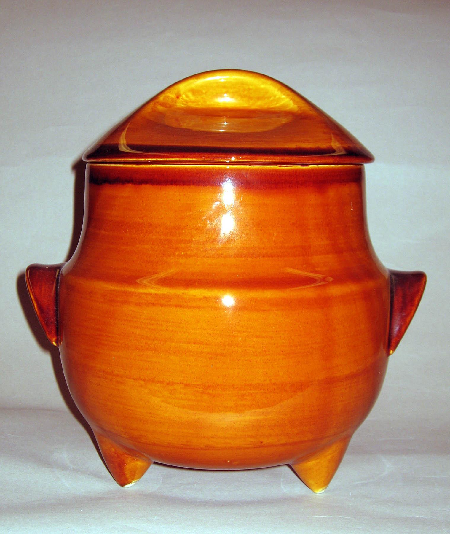 1996.0004.174 A, B St.Cleuieut earthenware tureen