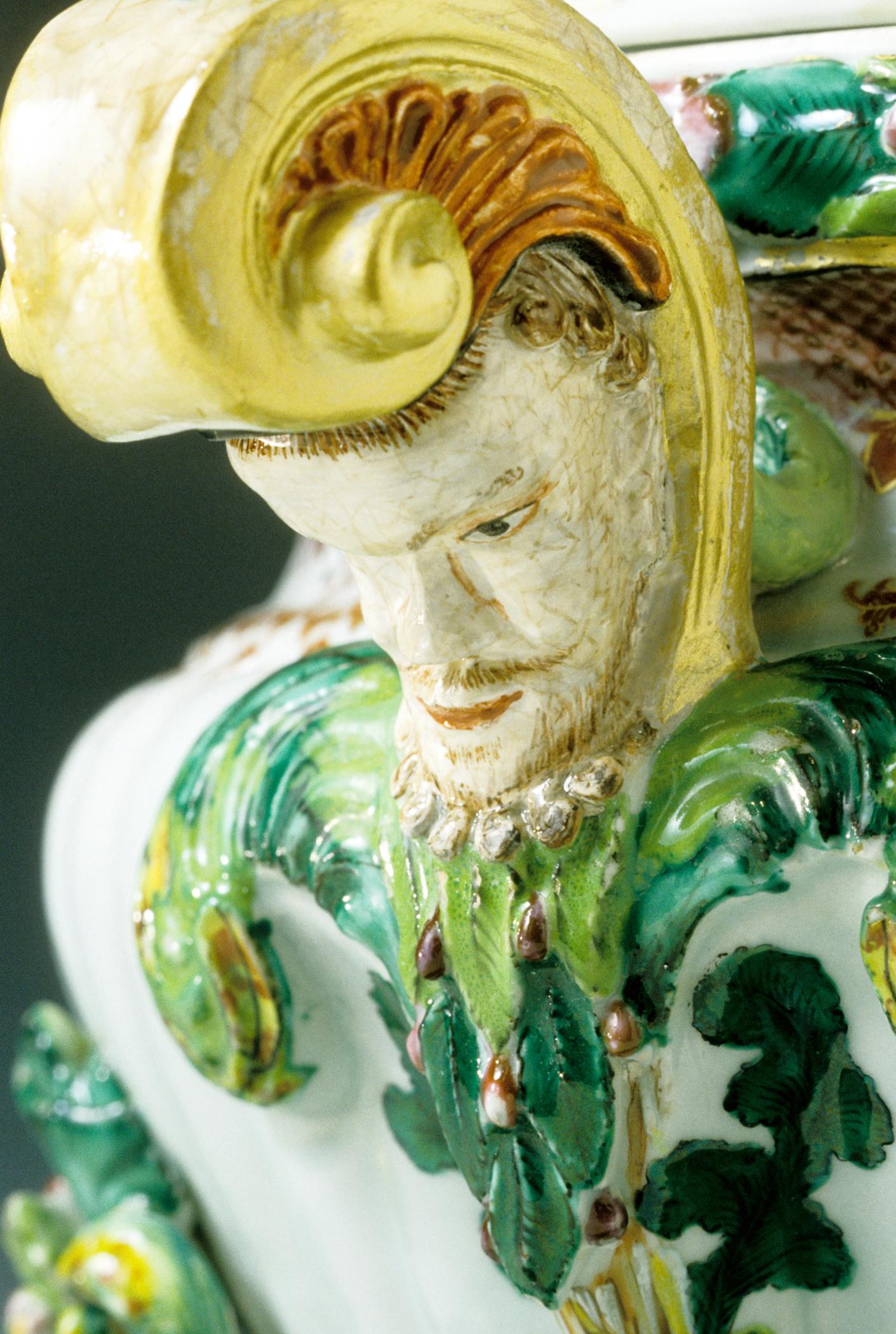 1996.0004.196 A-C Tureen and stand (detail 1)
