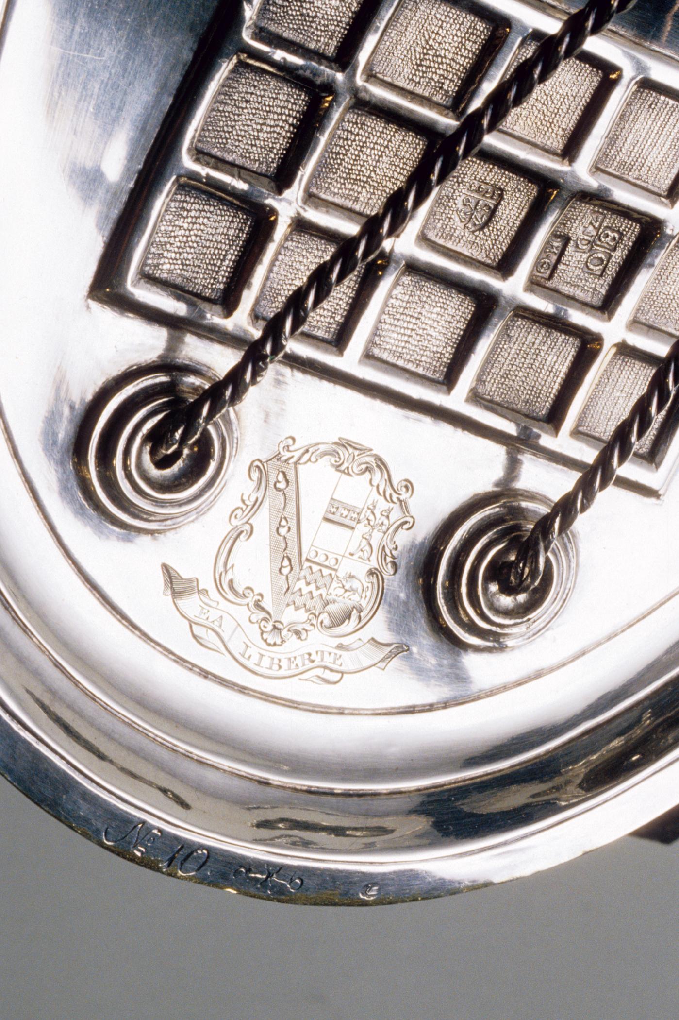 1996.0004.209 Tureen (detail 1)