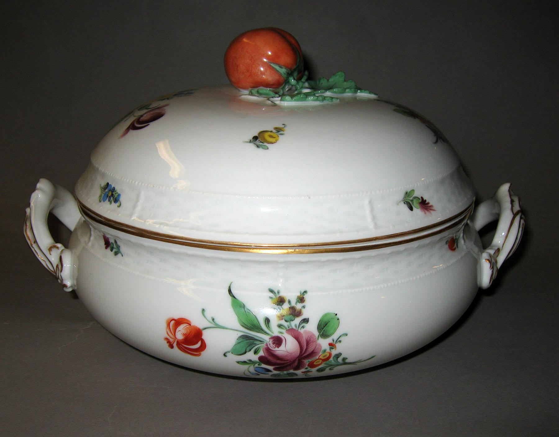 1996.0004.220 A, B Tureen and cover