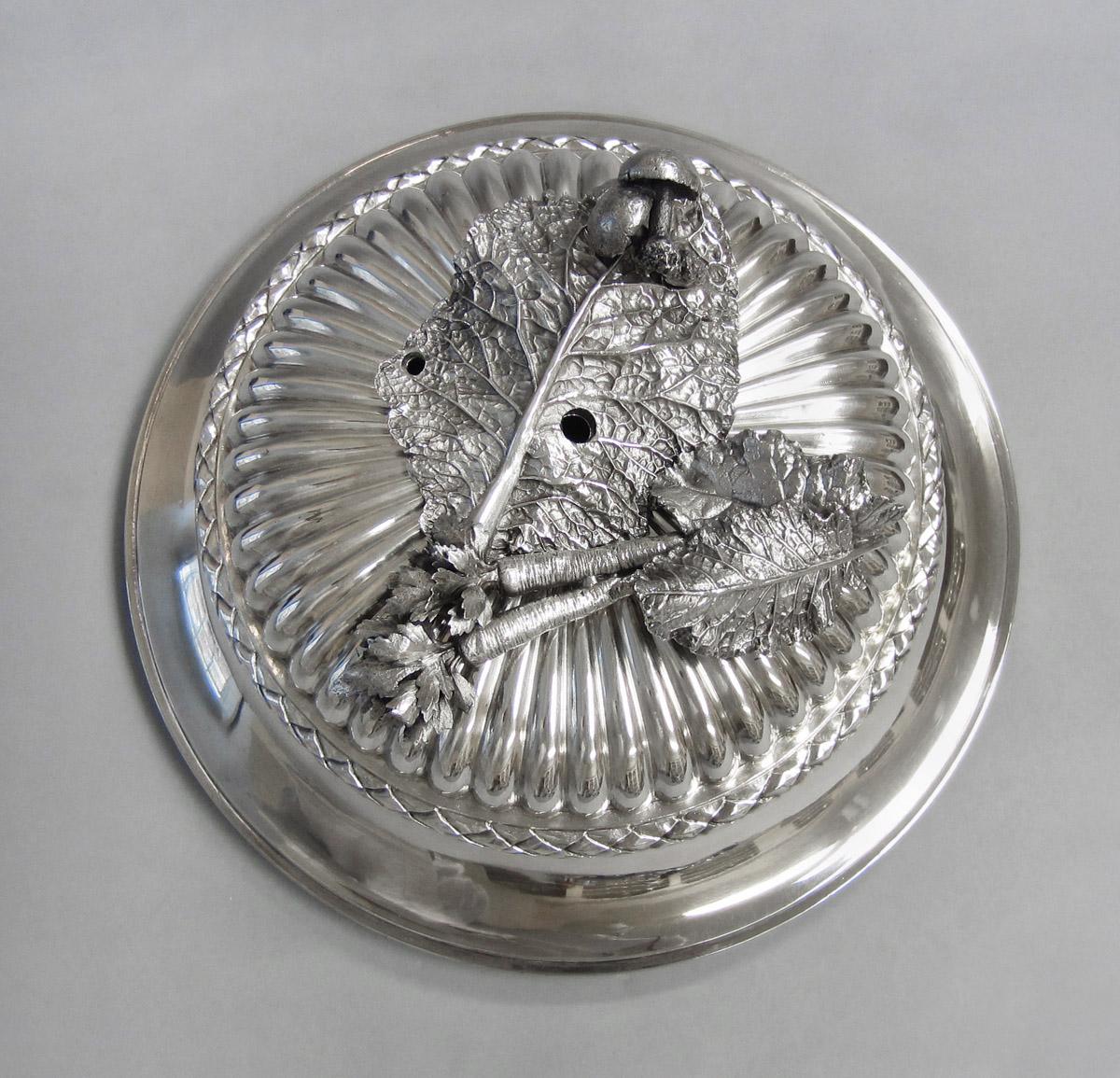 1996.0004.230.001 B Tureen lid, upper surface