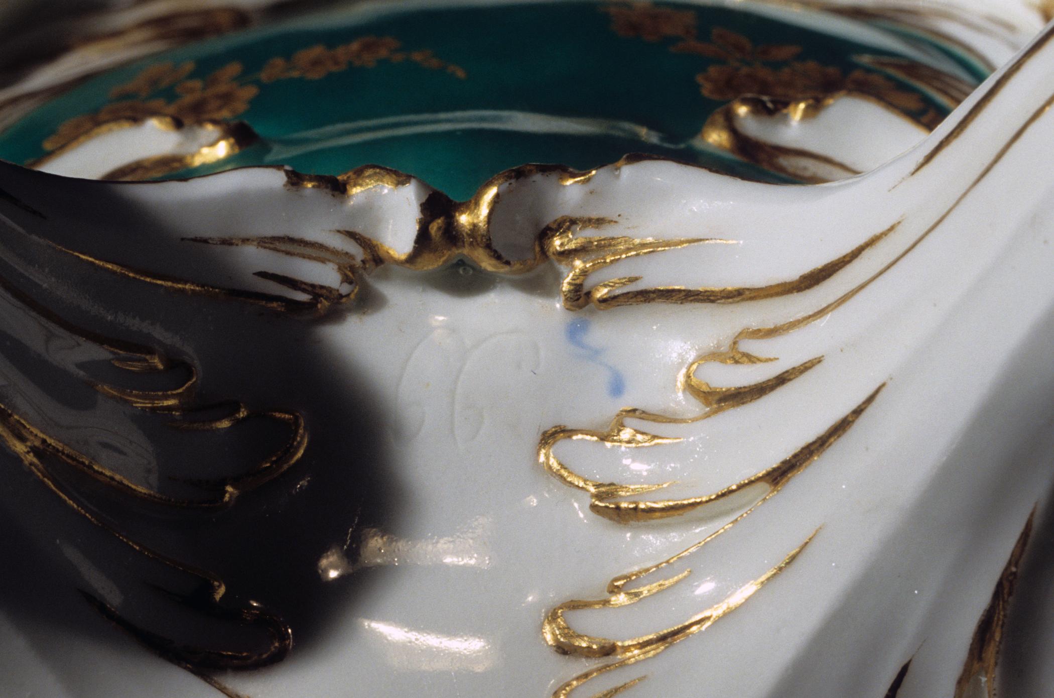 1996.0004.245 A, B Tureen (detail 1)