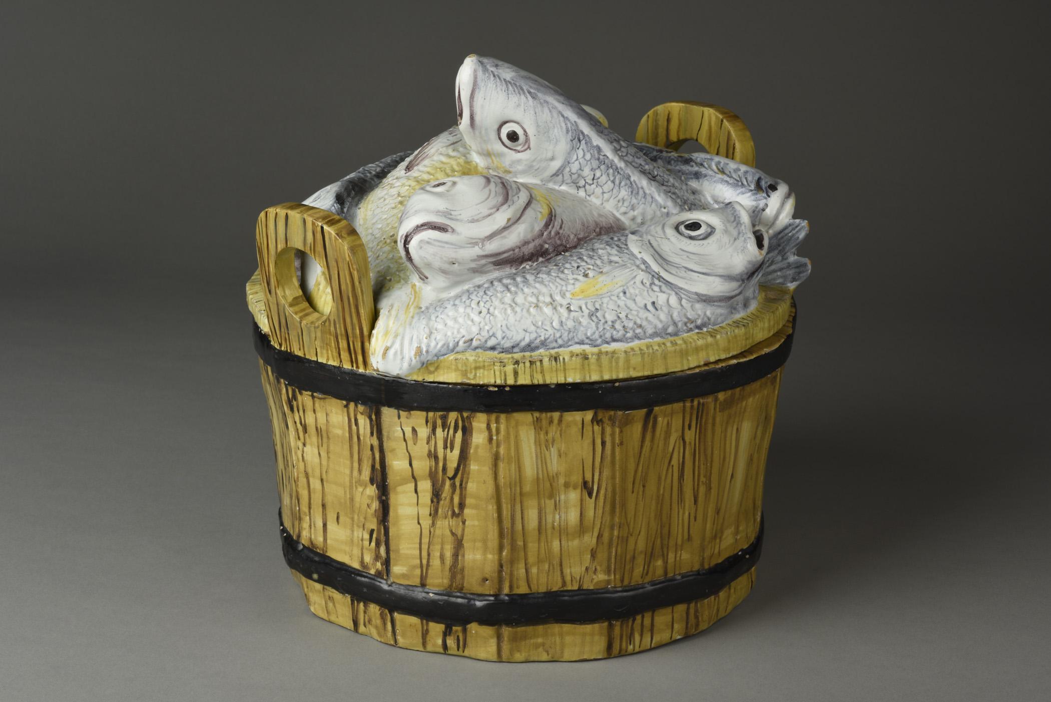 1996.0004.247 A Tureen, B Lid, view 4