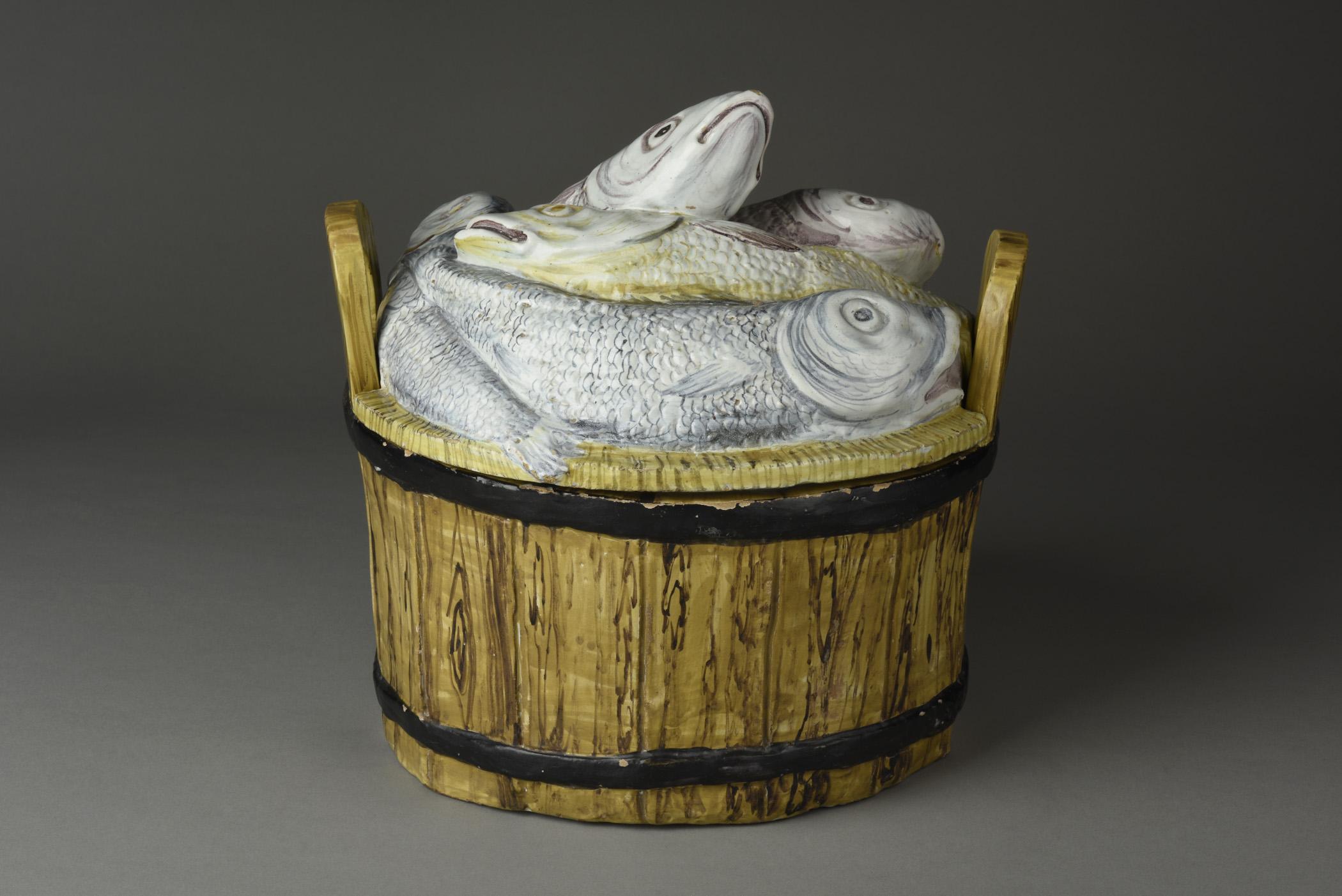 1996.0004.247 A Tureen, B Lid, view 1