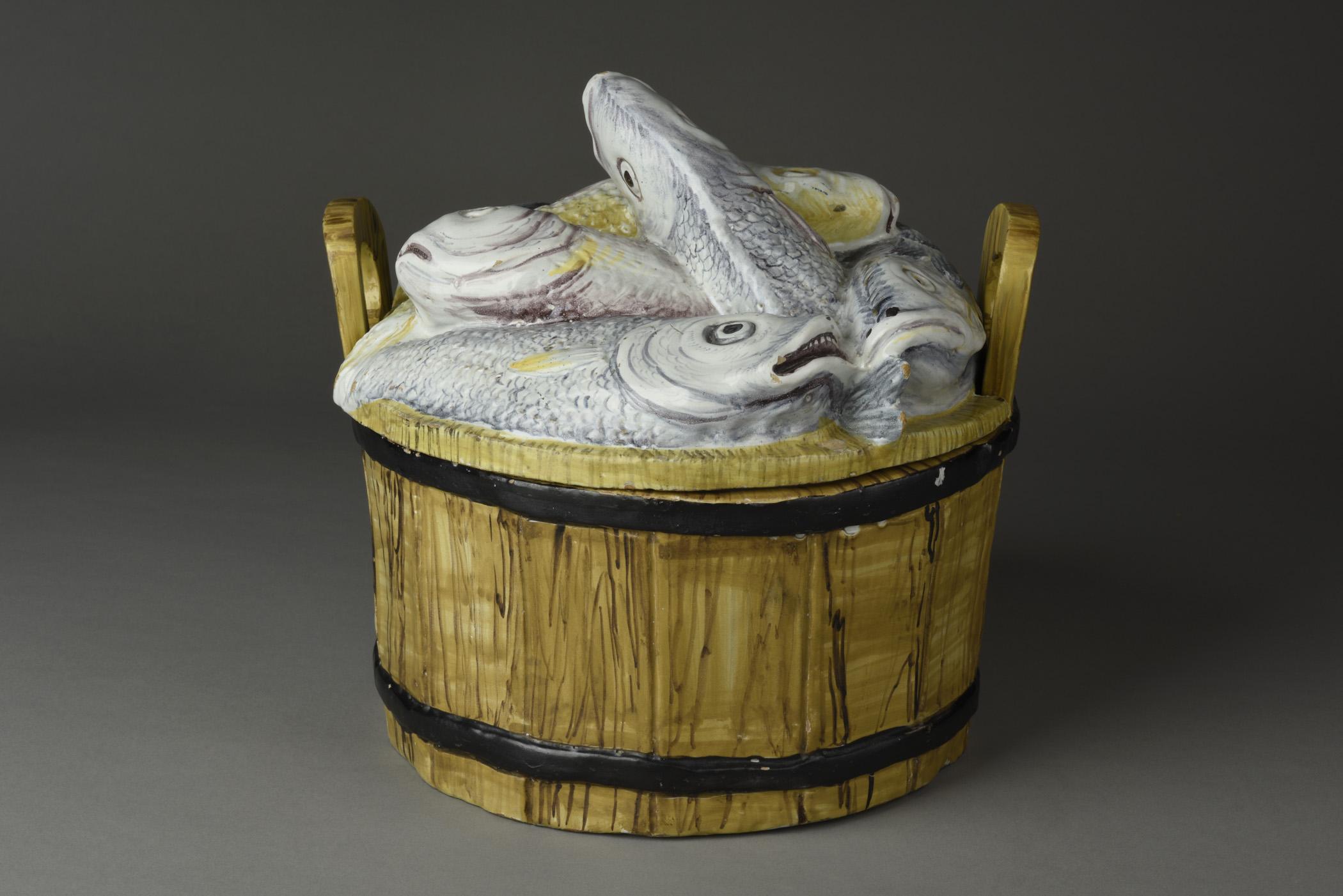 1996.0004.247 A Tureen, B Lid, view 2
