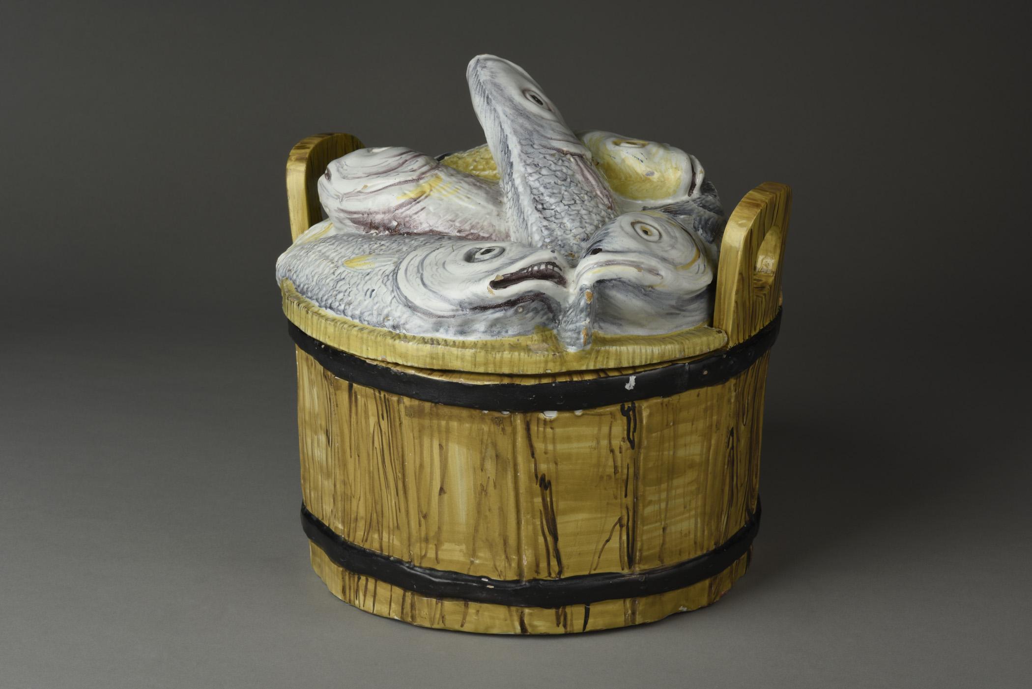 1996.0004.247 A Tureen, B Lid, view 3
