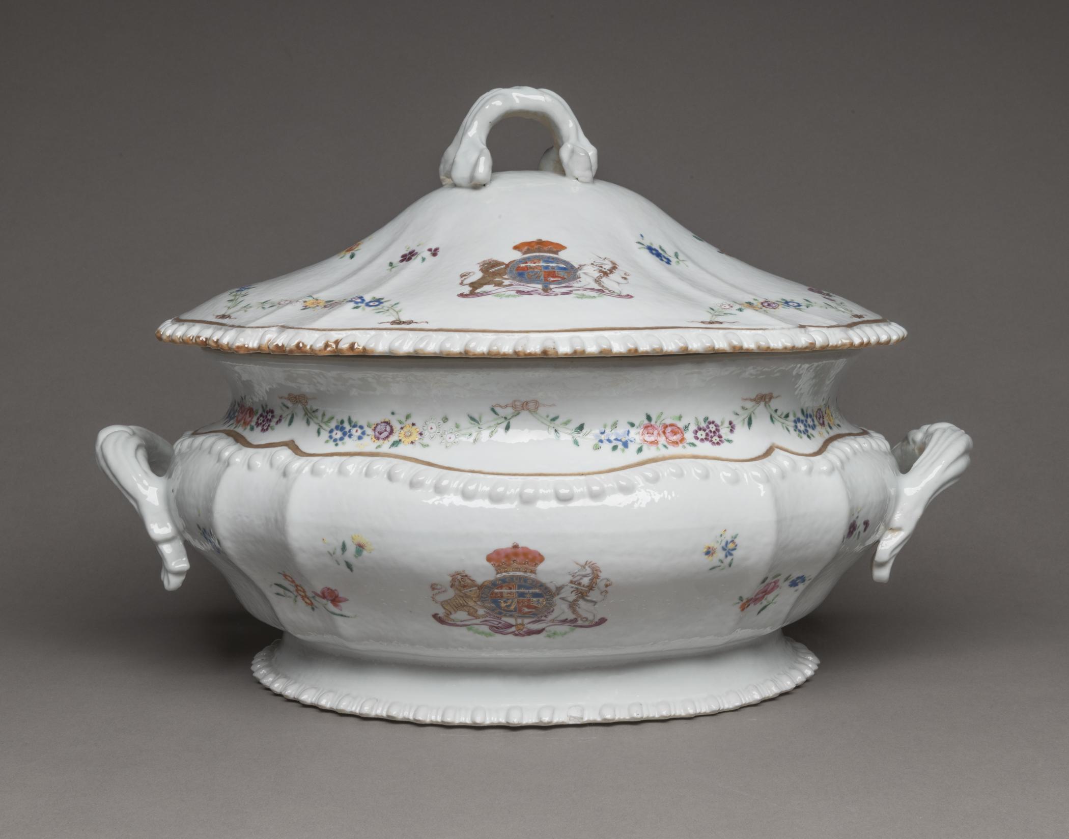 1996.0004.255 A Tureen, B Lid, view 1