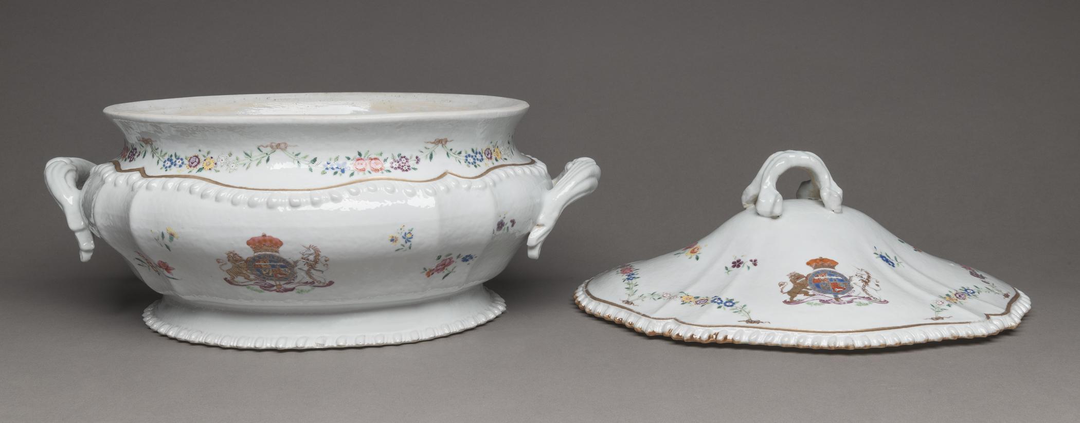 1996.0004.255 A Tureen, B Lid, view 3