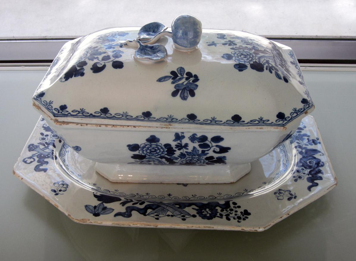 1996.0004.249 A, B and .259 Tureen and stand (in Dorrance Gallery))