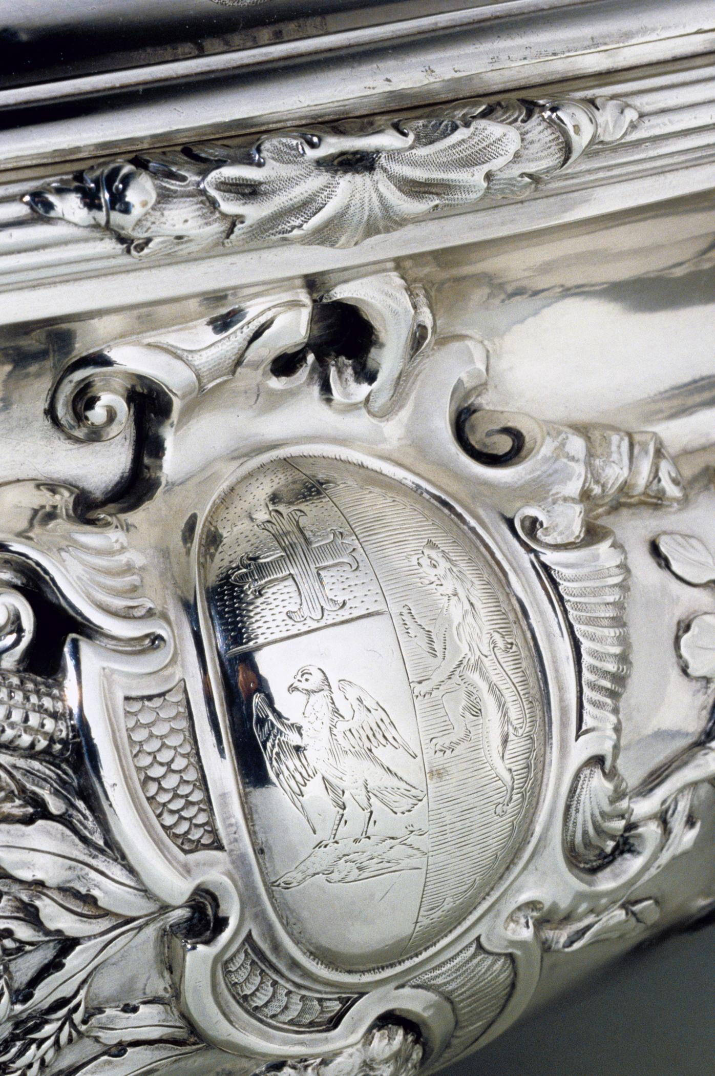 1996.0004.270 A, B Tureen (detail 1)