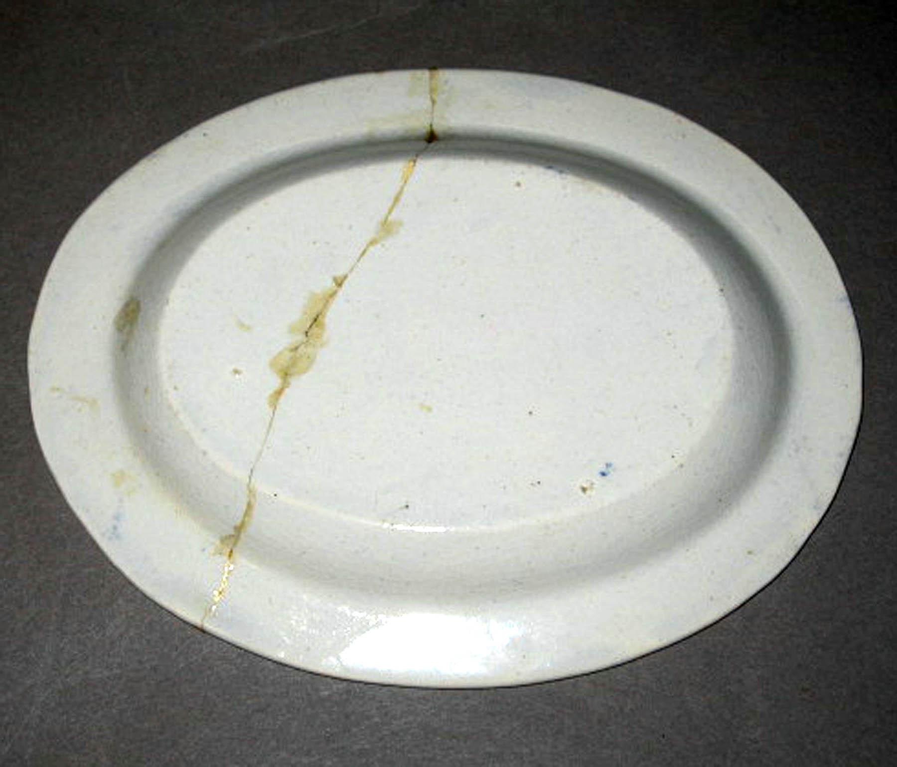 1996.0004.276.003 Pearlware stand (underside)