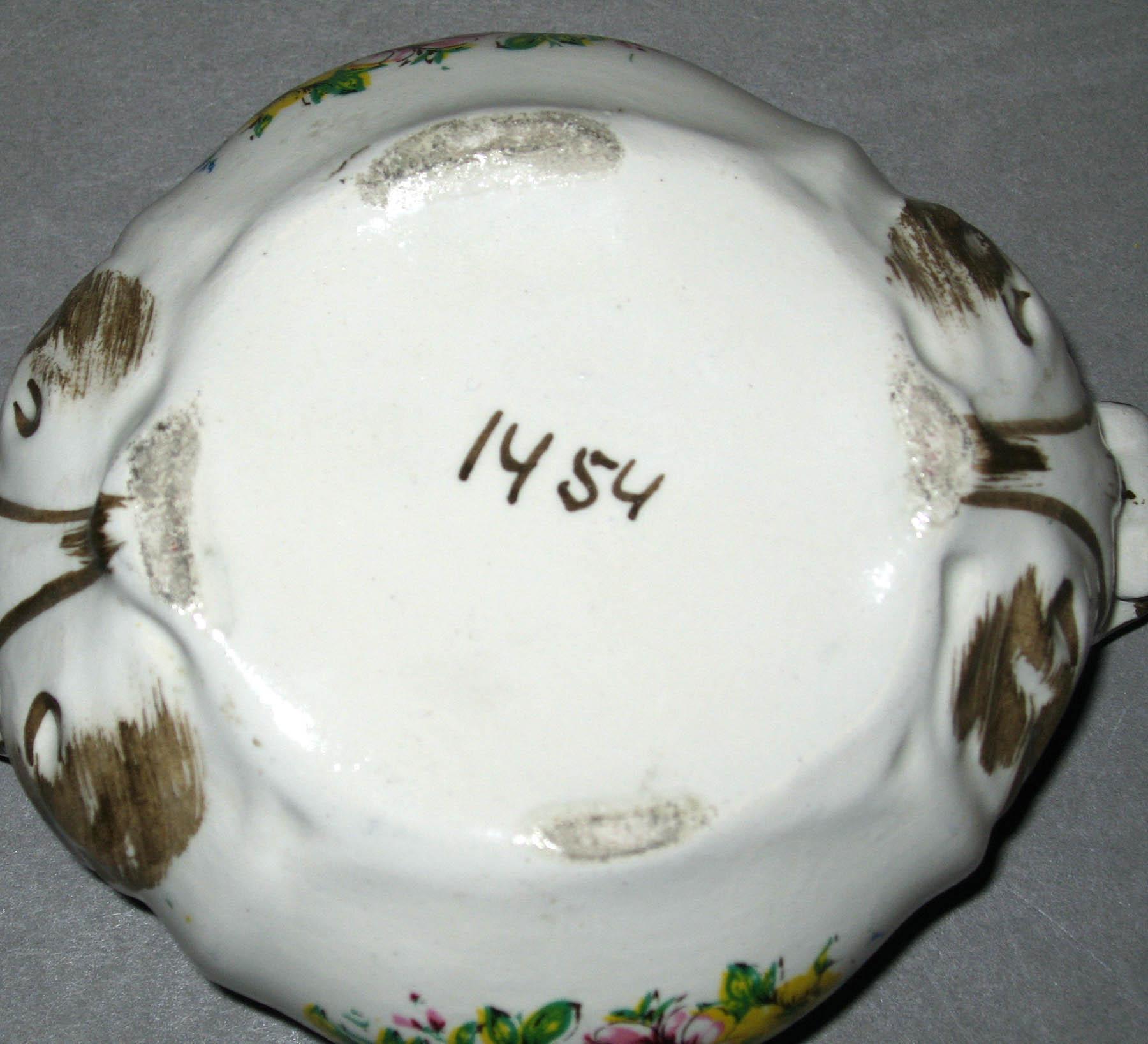 1996.0004.276.012 Miniature tureen (underside)
