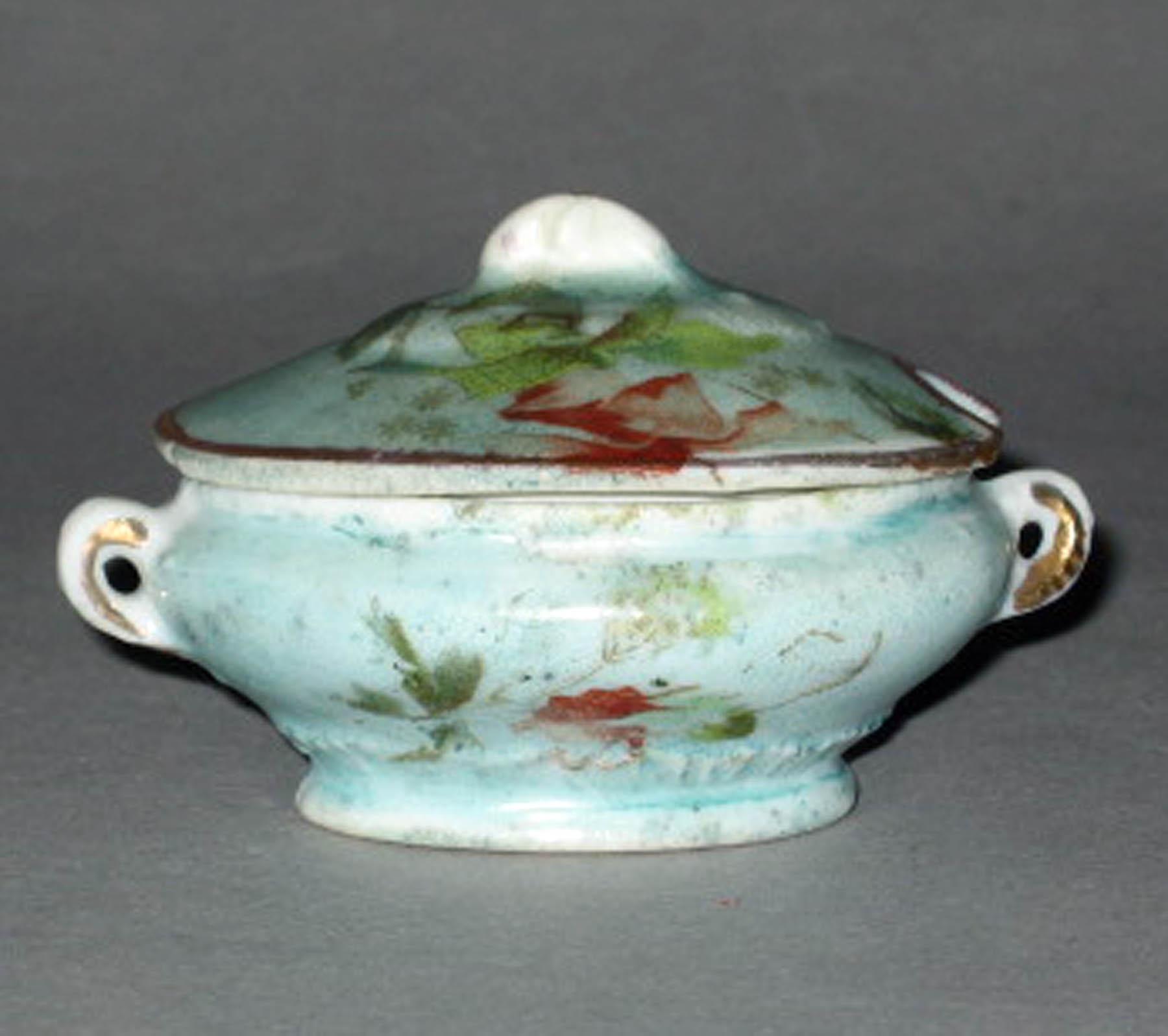 1996.0004.276.025 A, B Porcelain tureen
