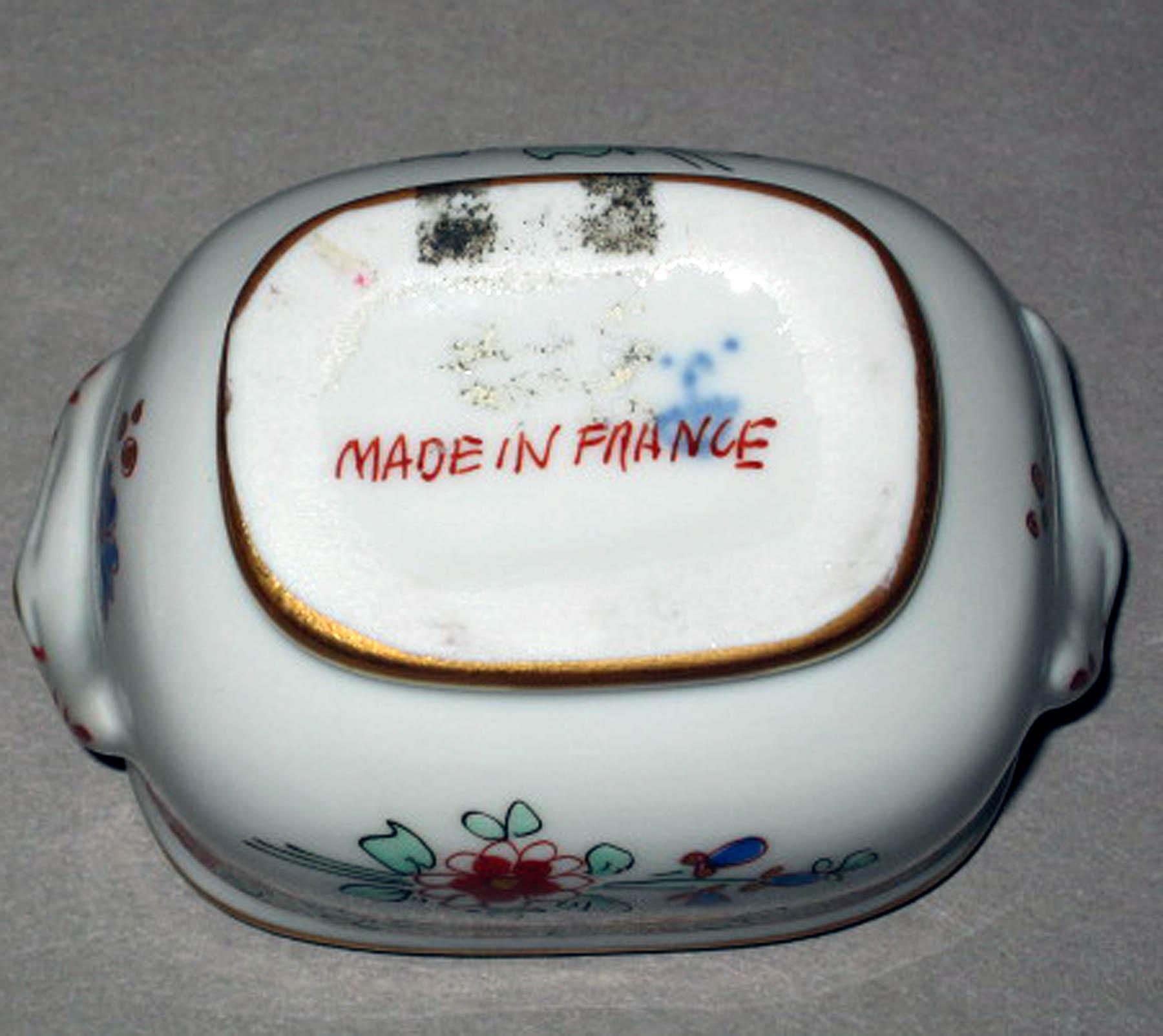 1996.0004.276.027 A Porcelain miniature tureen (underside)