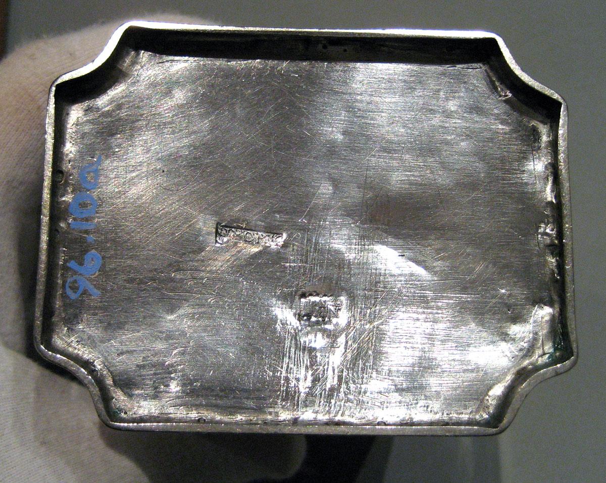 1996.0010 A, B Silver Tea Canister underside