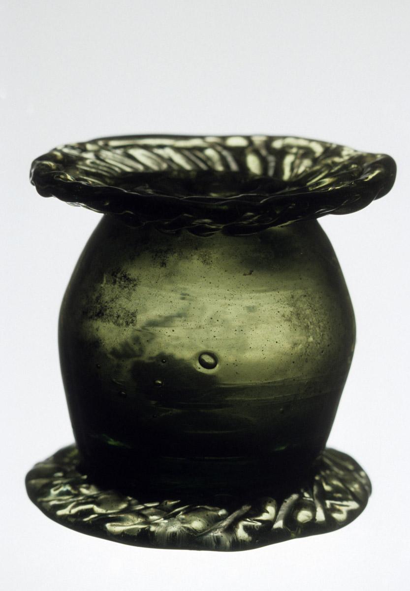 1958.0134 Glass pounce pot