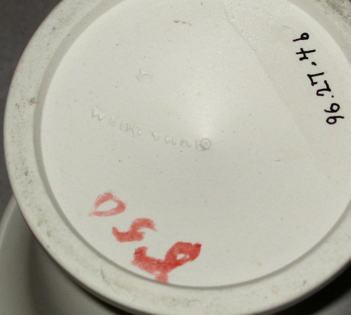 1996.0027.004 A Japserware covered cup (mark)