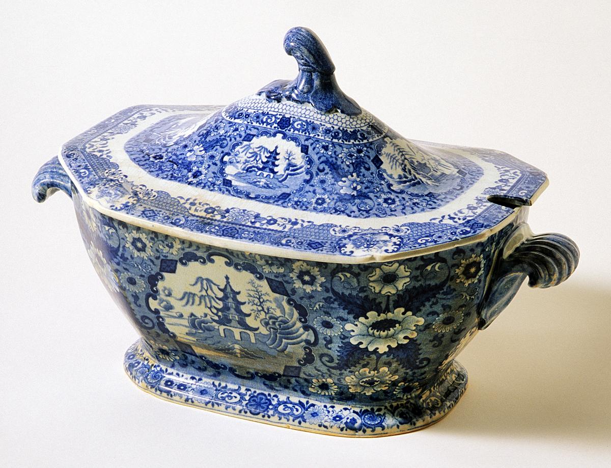 1996.0027.008.001 A, B Pearlware tureen