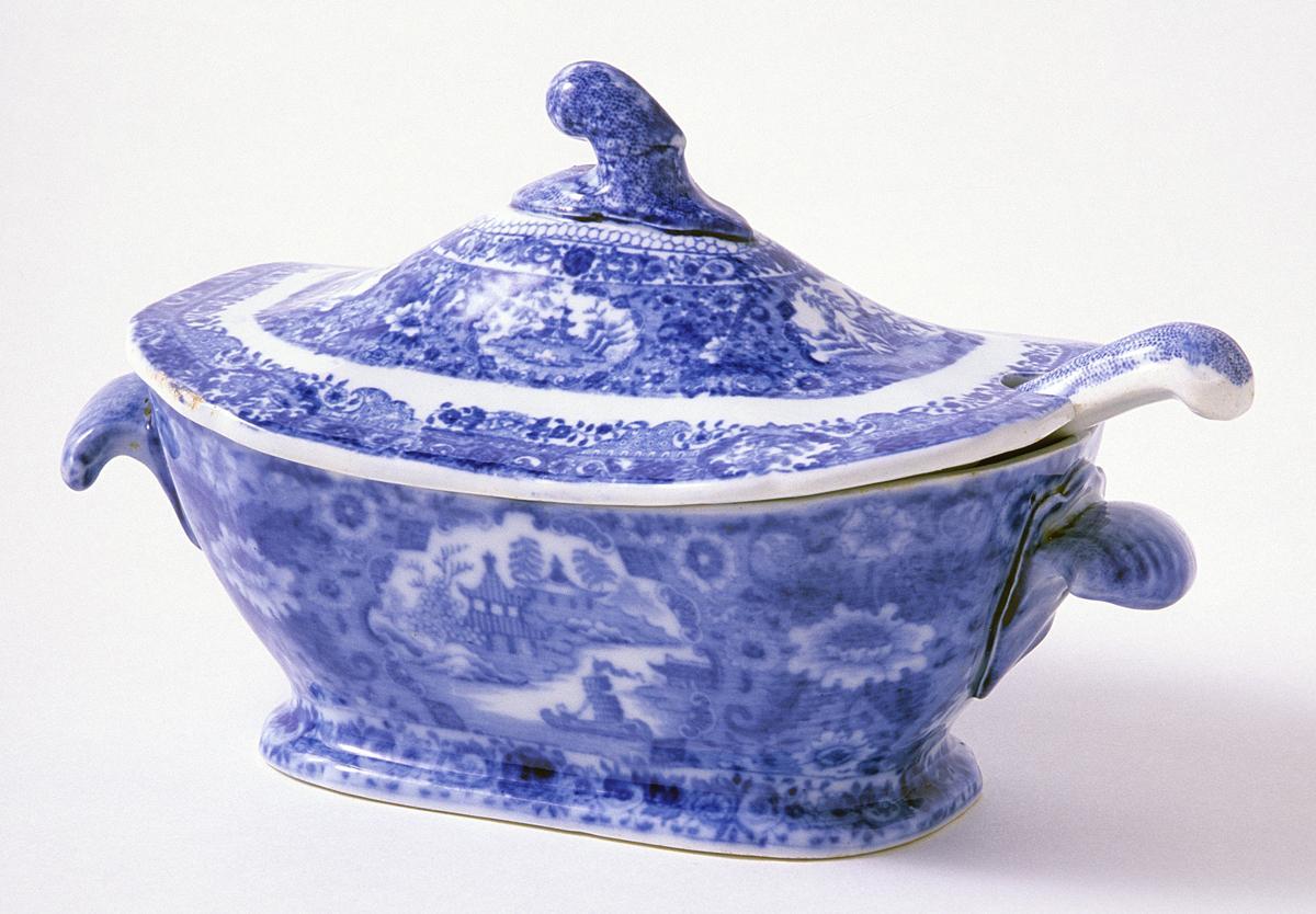 1996.0027.008.003 A, B Pearlware tureen
