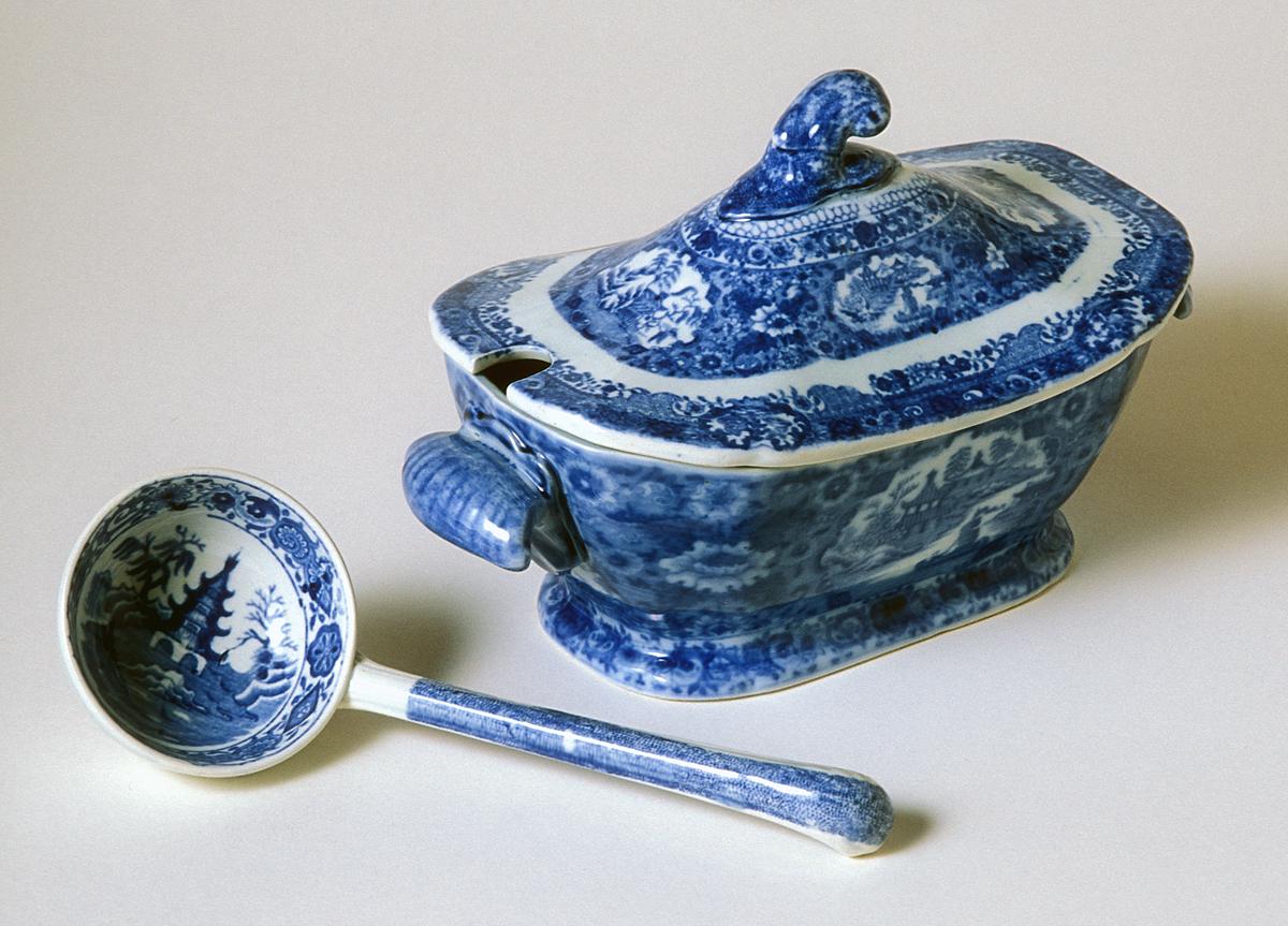 1996.0027.008.003 A-C Tureen and ladle