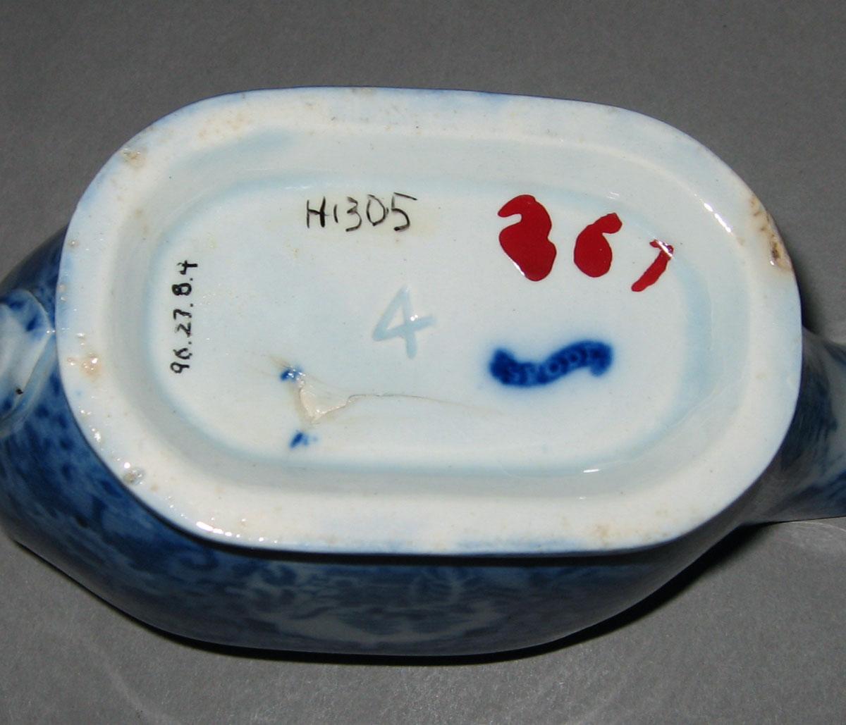 1996.0027.008.004 Pearlware sauceboat (underside)