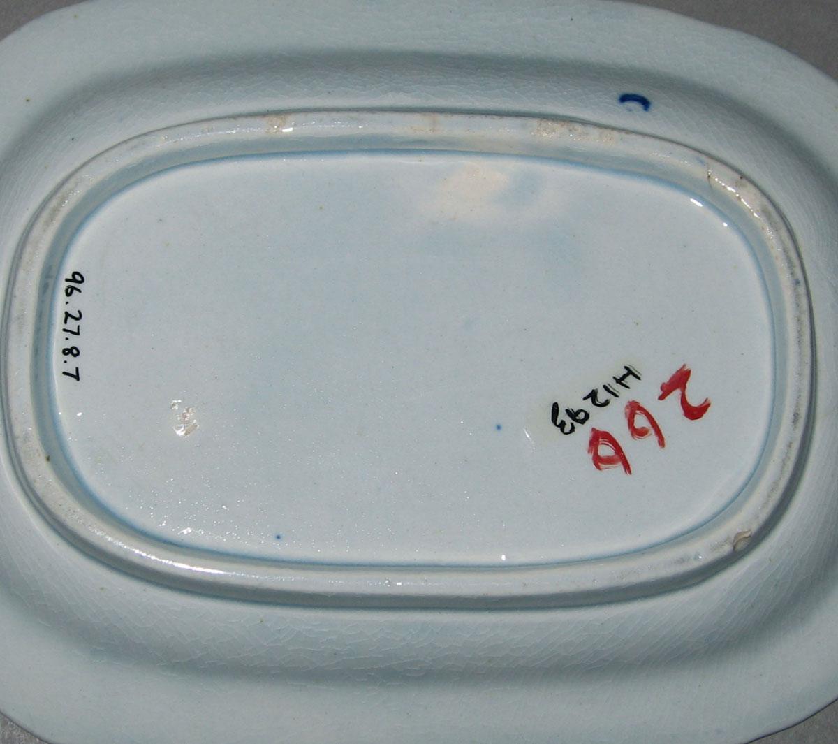 1996.0027.008.007 Pearlware dish (underside)