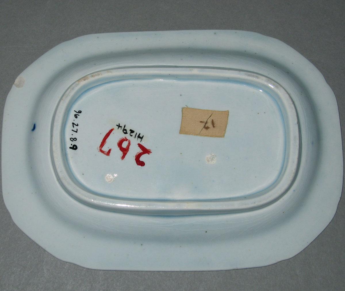 1996.0027.008.009 Pearlware dish (underside)