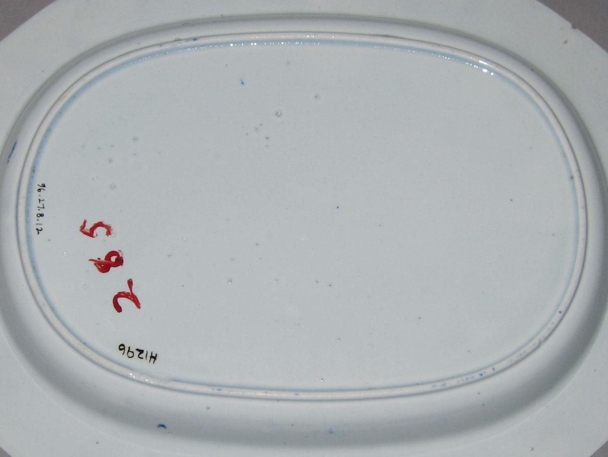 1996.0027.008.012 Pearlware dish (underside)
