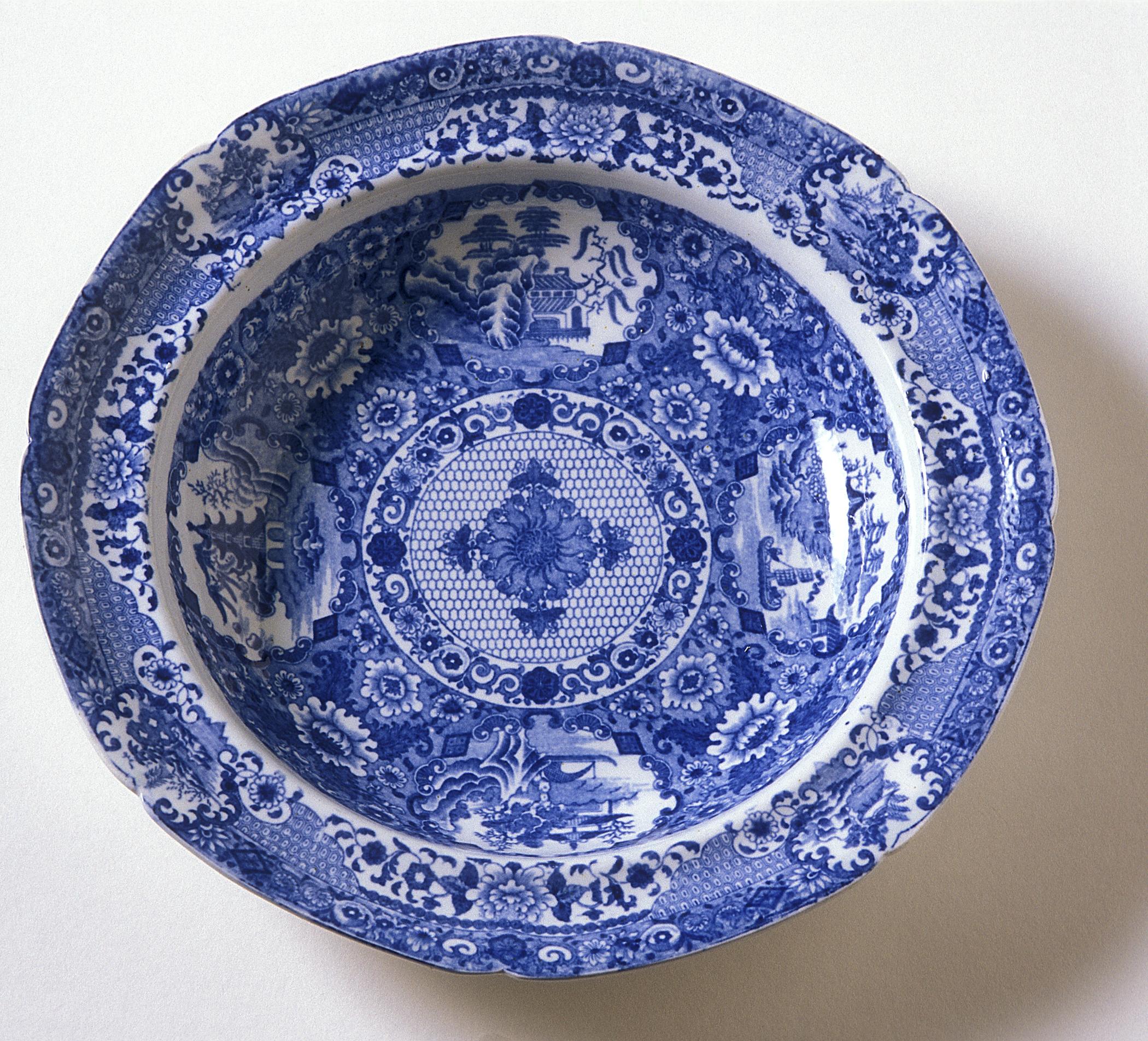 1996.0027.008.013 Plate or bowl