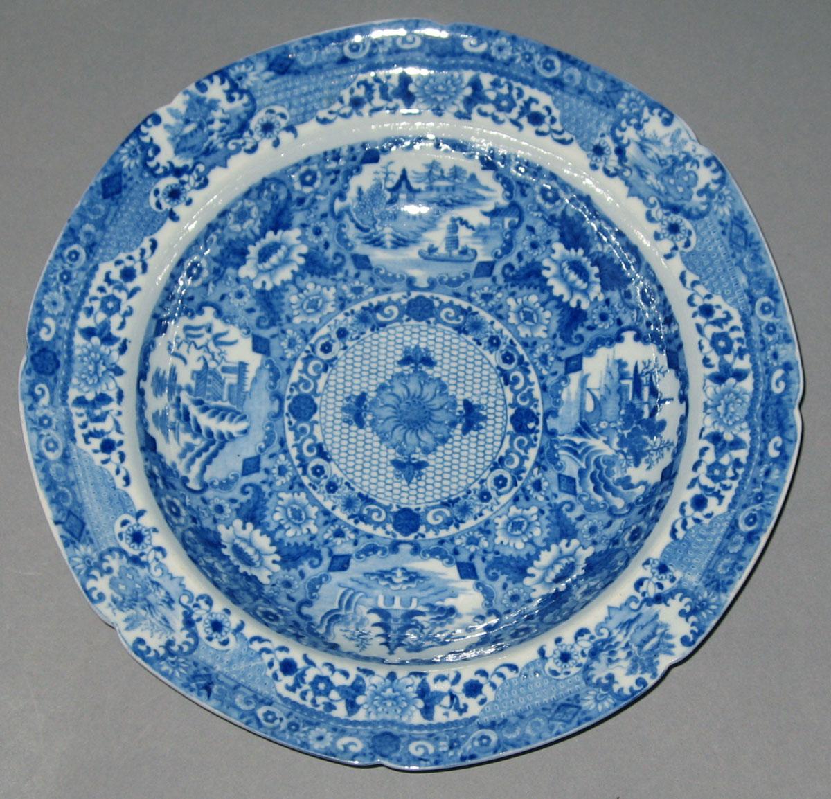 1996.0027.008.014 Pearlware soup plate