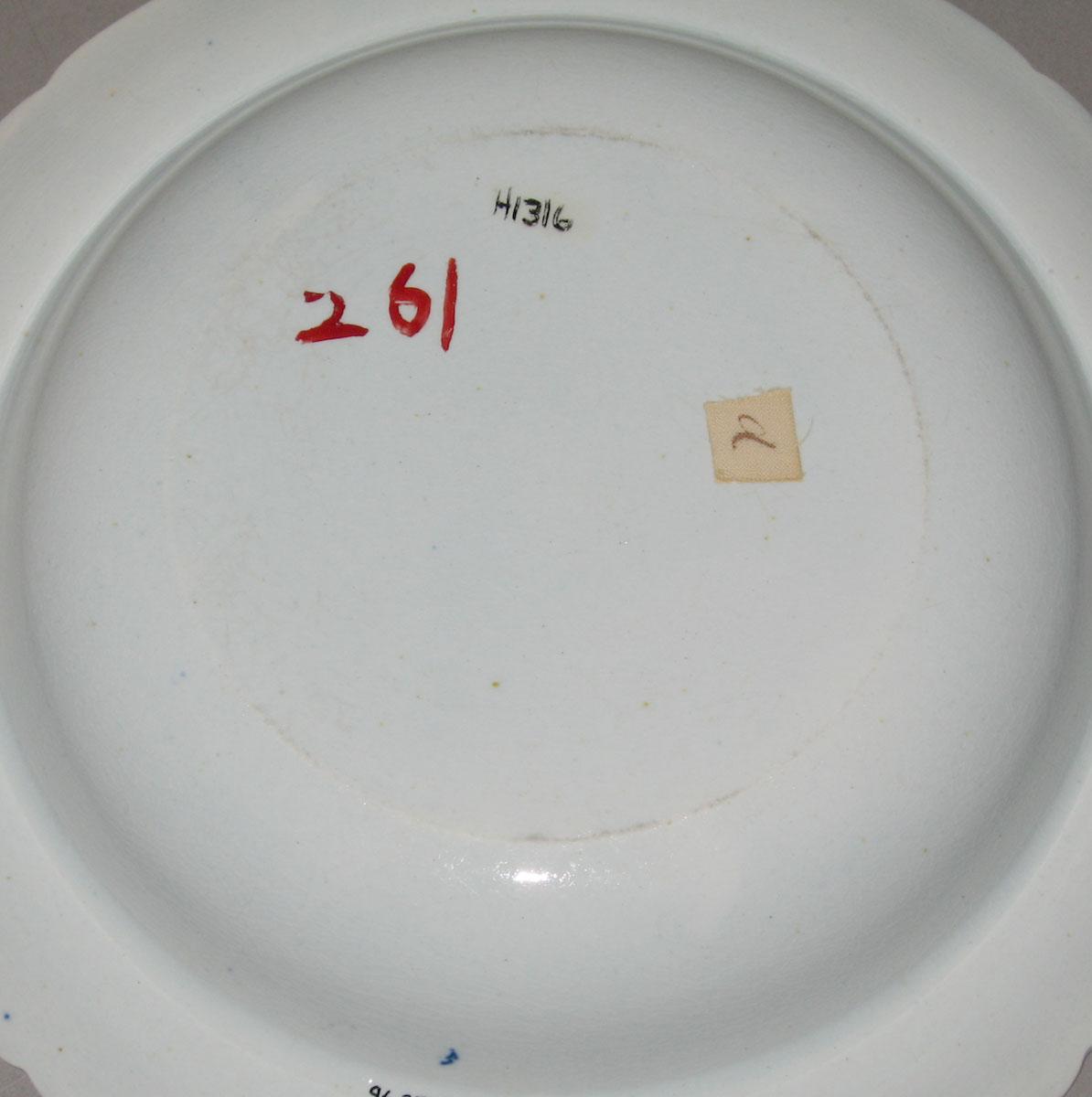 1996.0027.008.014 Pearlware soup plate (underside)