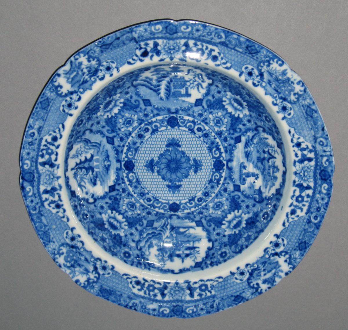 1996.0027.008.016 Pearlware soup plate