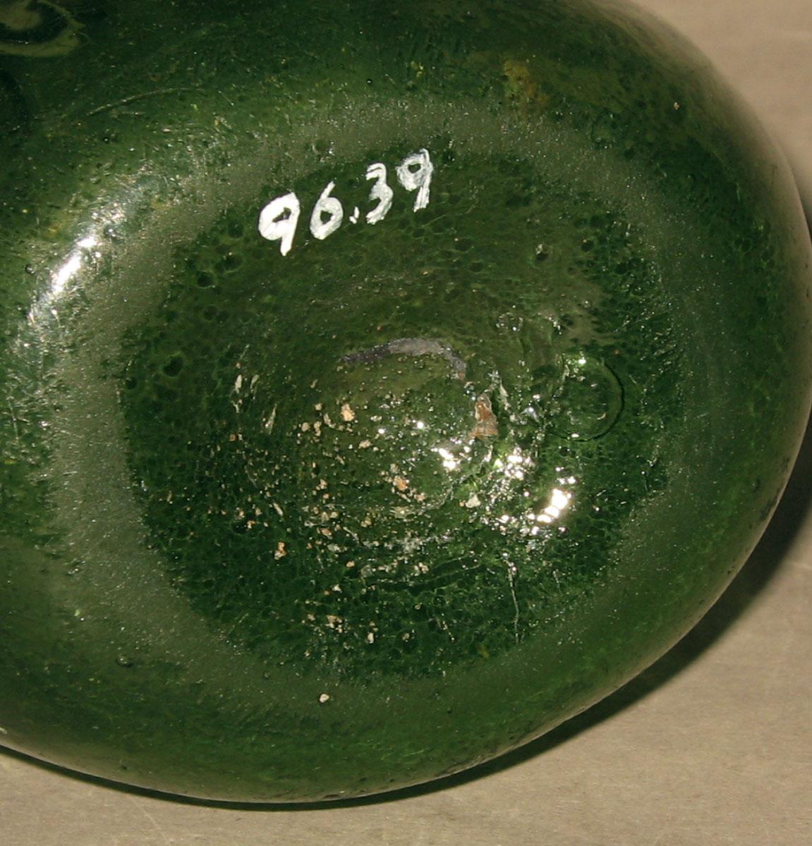 1996.0039 Glass flask (underside)