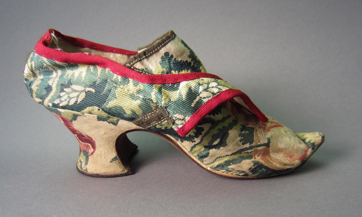 1997.0003.001 Shoe, View 2