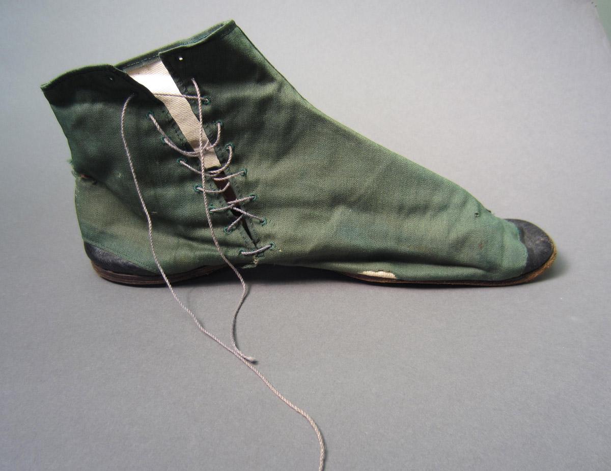 1997.0003.003 A  Half boots, Side