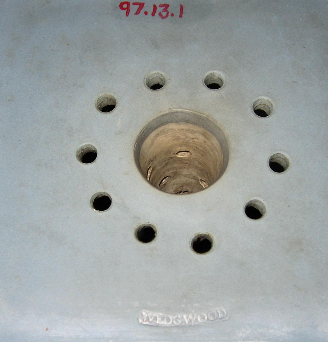 1997.0013.001 Wedgwood jasperware pedestal (underside)