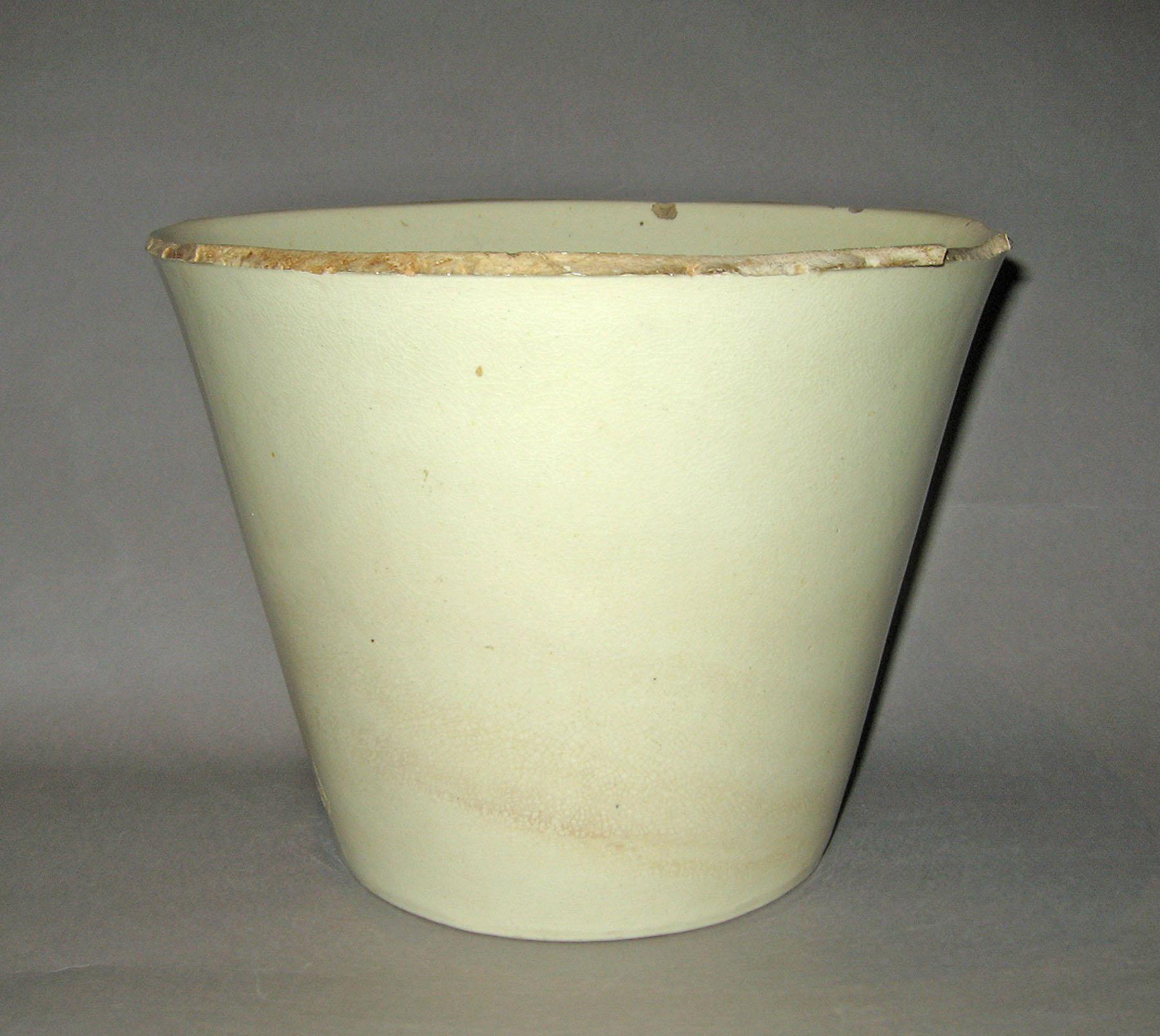 1997.0015 B Creamware chamber pot